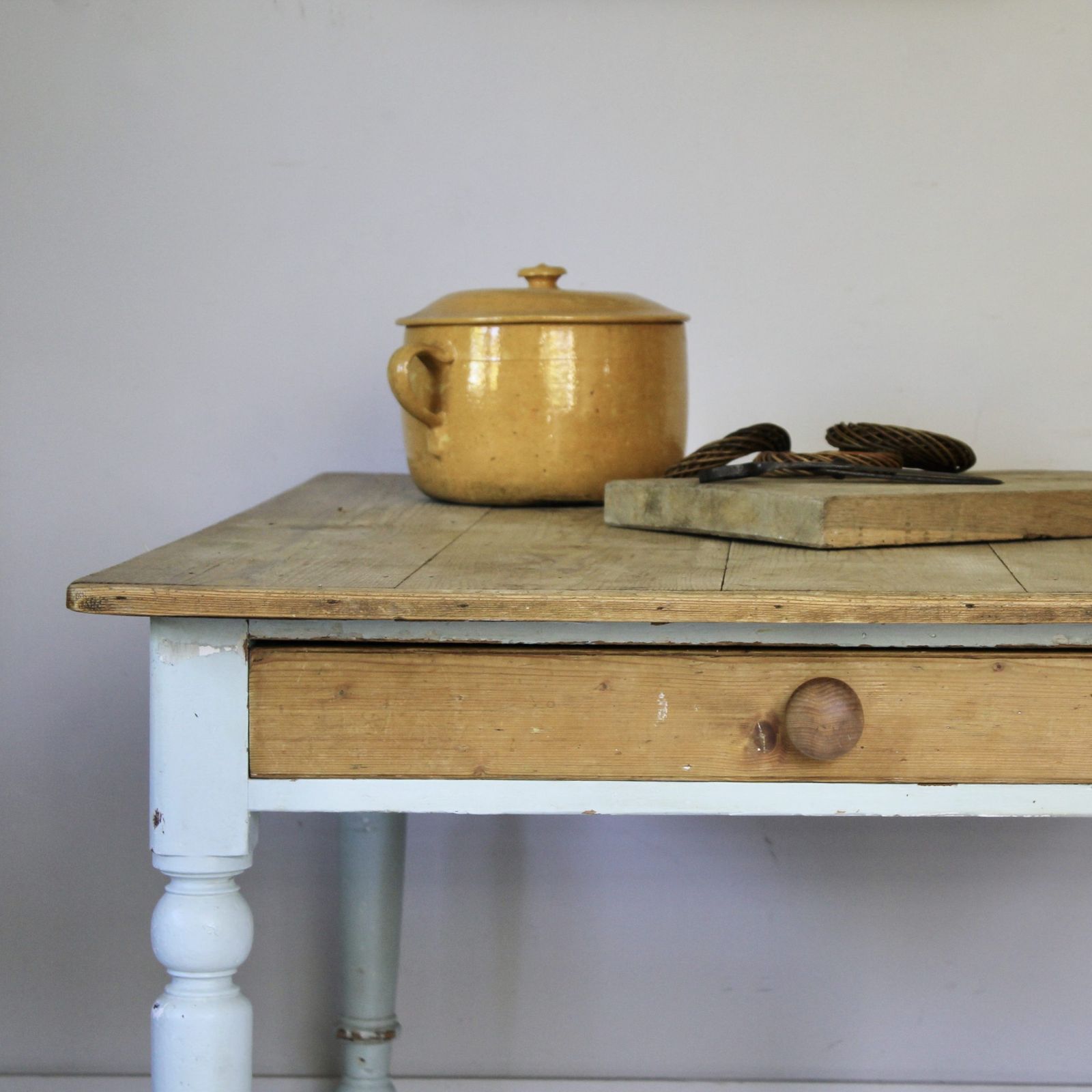 photo vintage Large Victorian Farmhouse Kitchen Table
