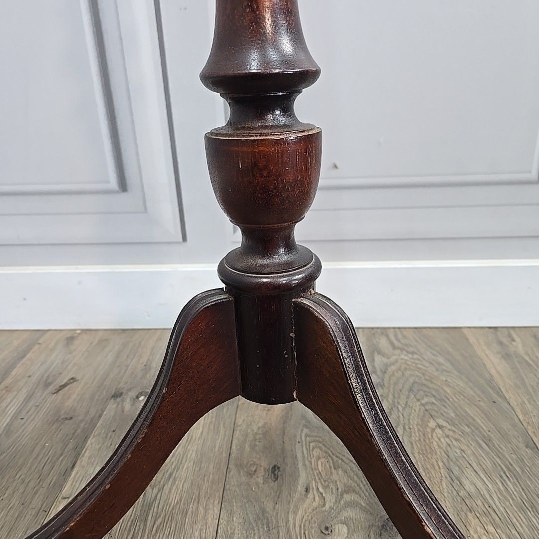 photo vintage Antique Plant Stand Table Tall Wooden Turned & Carved Torchere Solid Mahogany
