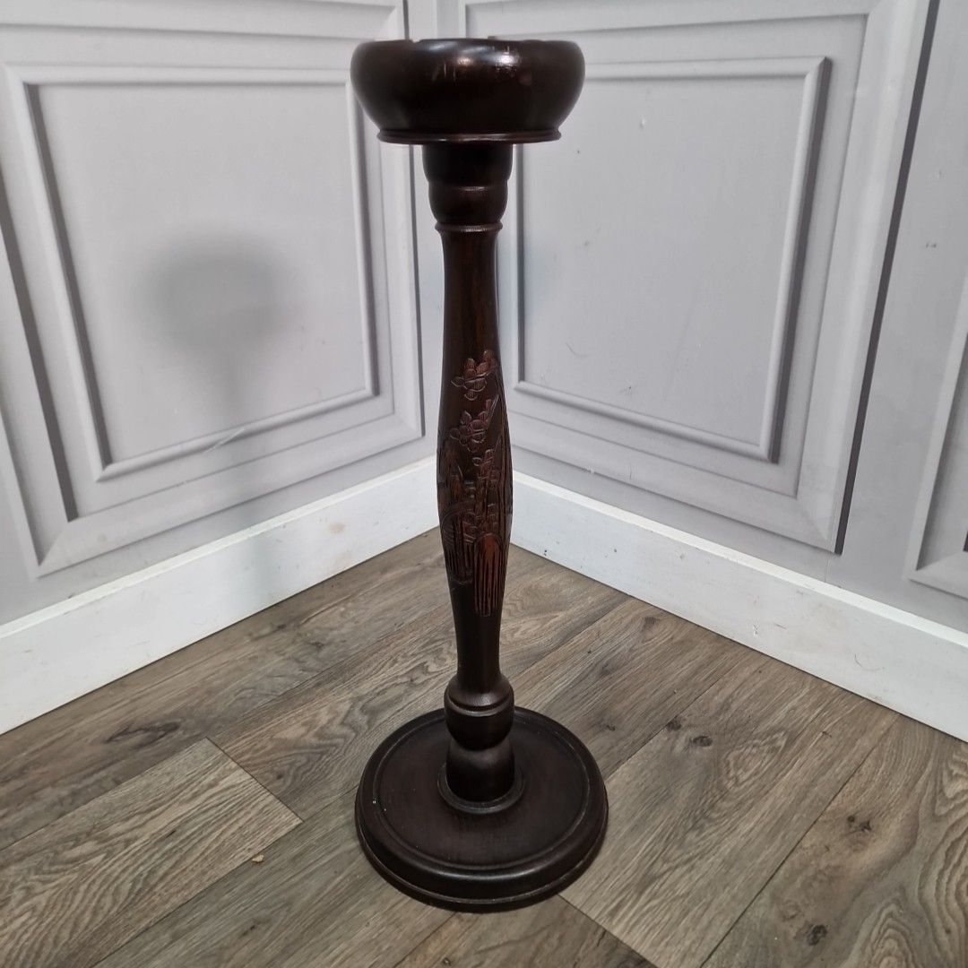 photo vintage Vintage Ashtray Plant Stand Mid Century Carved Hardwood – Oriental Figural Scene