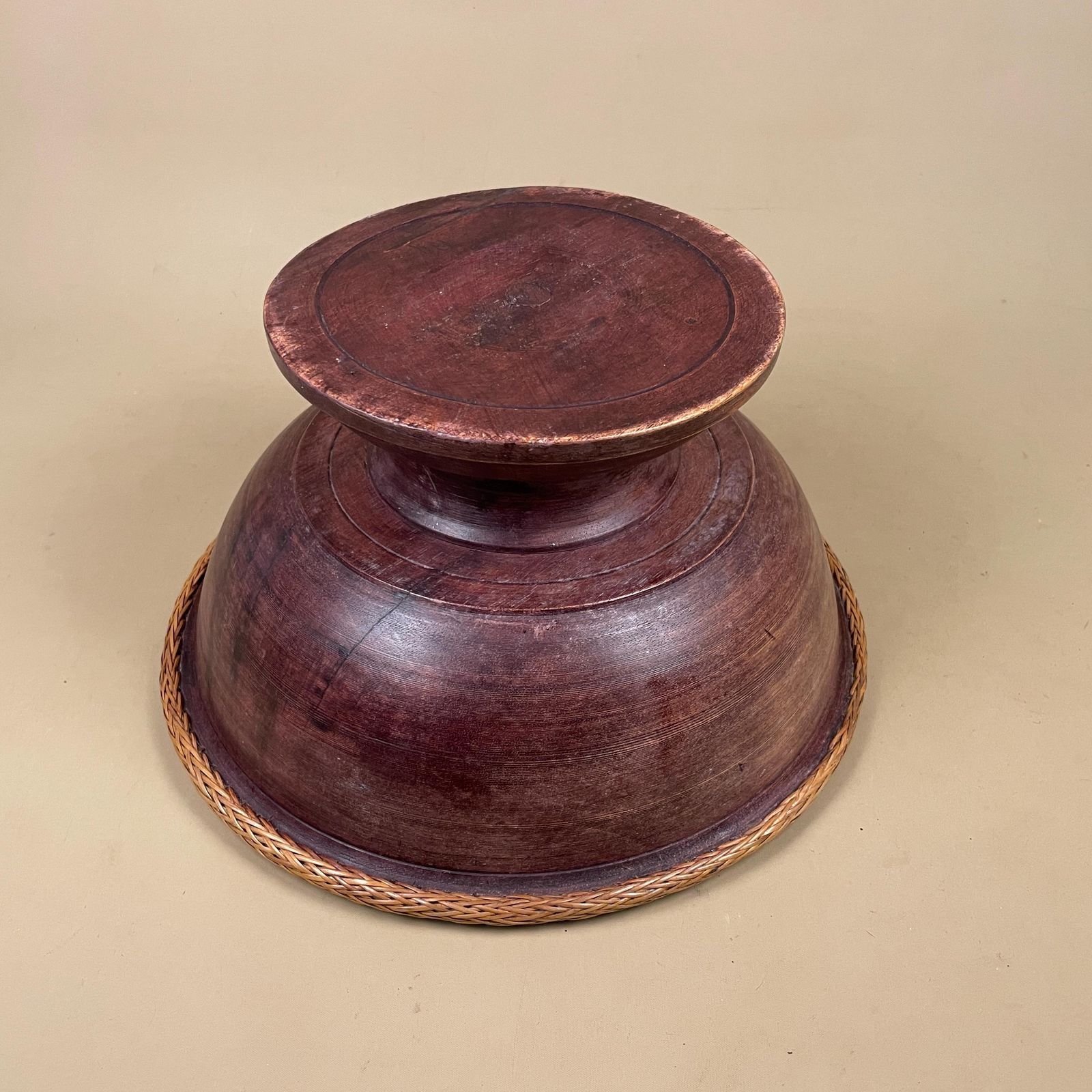 photo furniture Vintage Wooden Pedestal Bowl Rattan Edge Hand Turned Fruit Bowl Serving Dish Table Display Rustic Tropical Wood Centerpiece