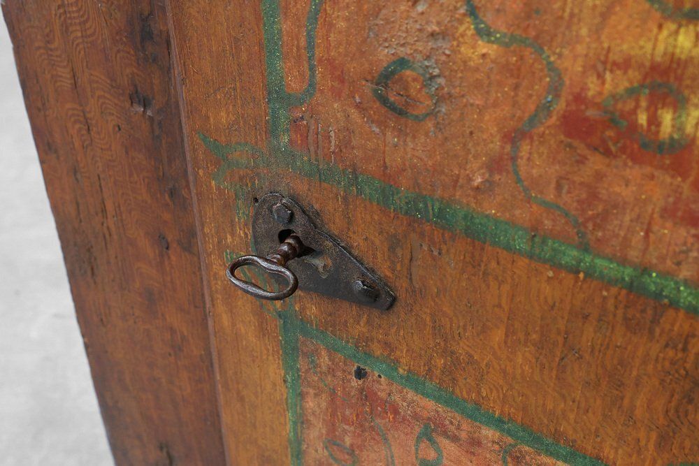 photo vinterior Small Antique 18th Century Oak Cabinet, France