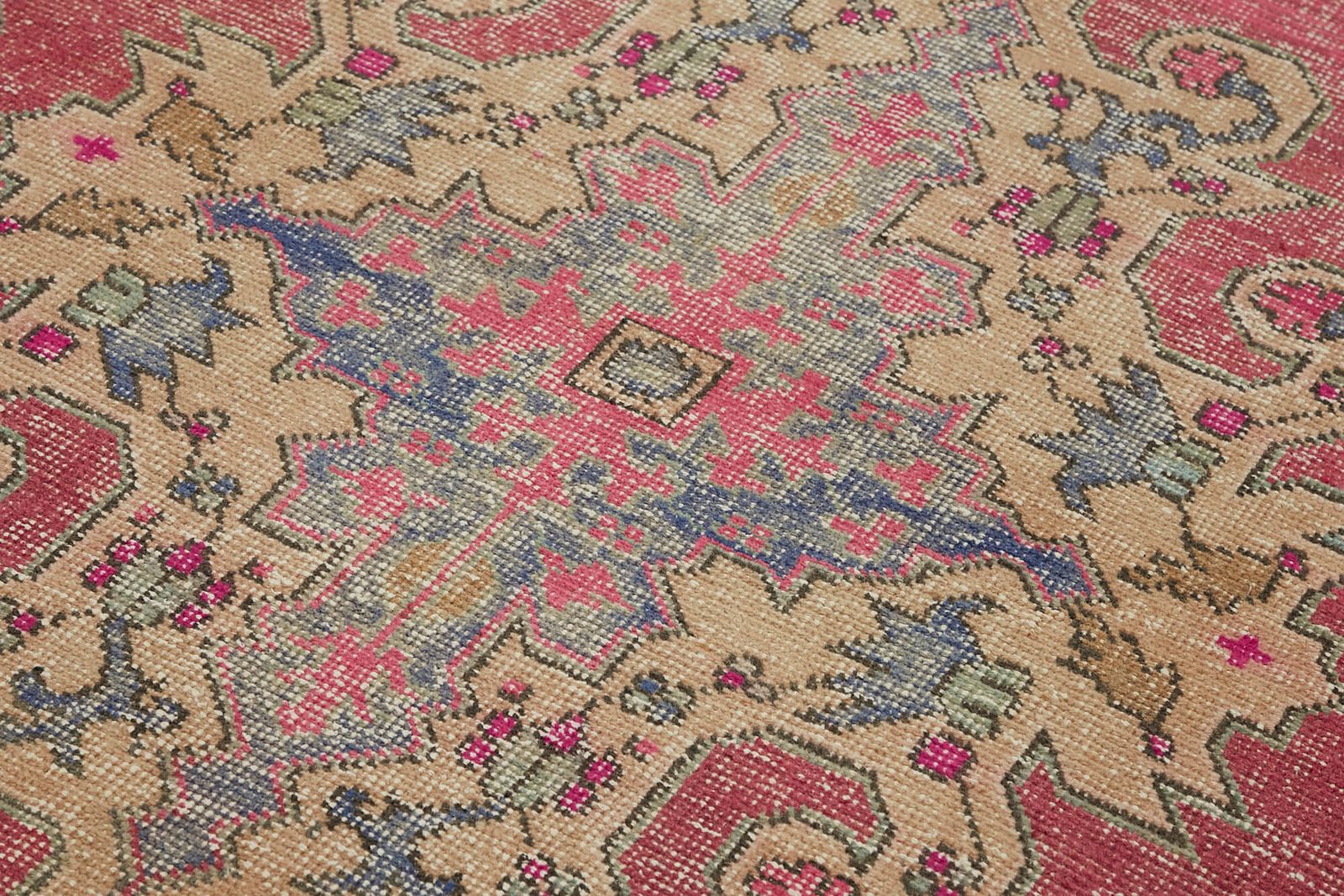 Tapis anatolien vintage rose, fait main, 140 cm x 236 cm photo 574.0