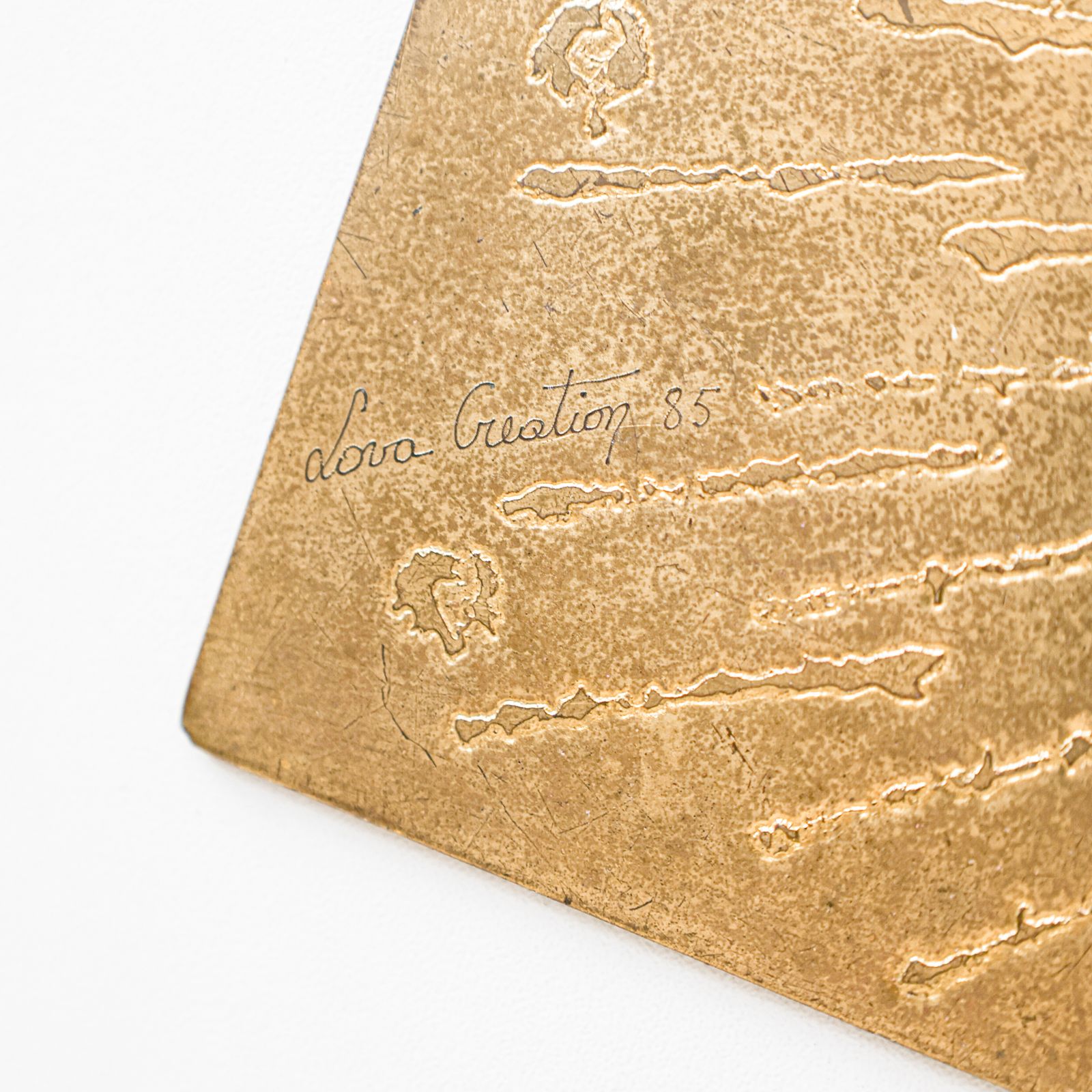 Objet d'art en laiton gravé par Lova Creation, Belgique, années 1980. photo furniture