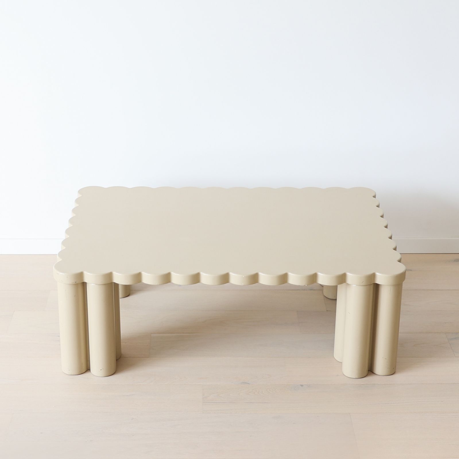 Table basse italienne à contour festonné en laque beige, années 1980. photo furniture