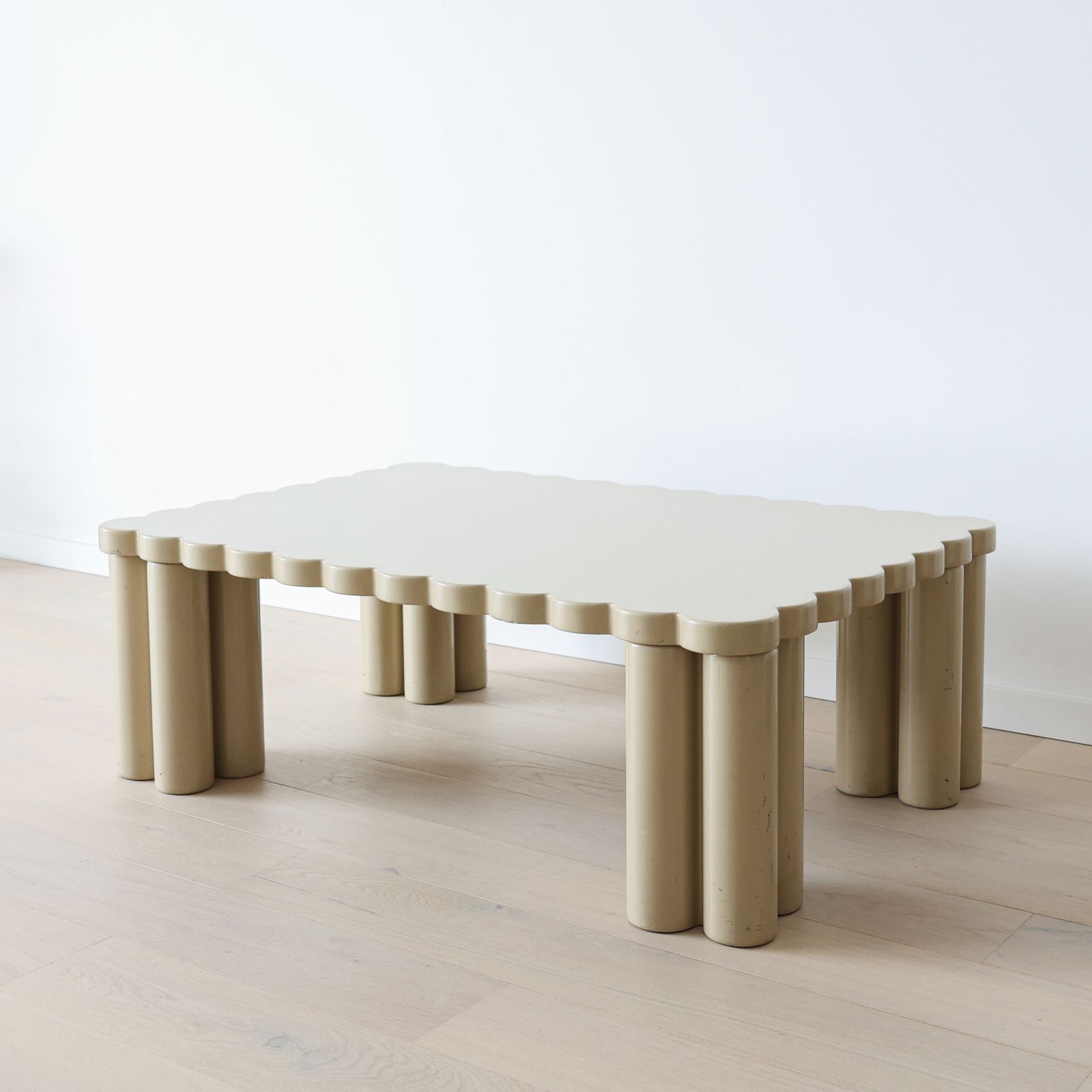 Italiaanse salontafel met geschulpte rand in beige lak, jaren 1980. photo vintage