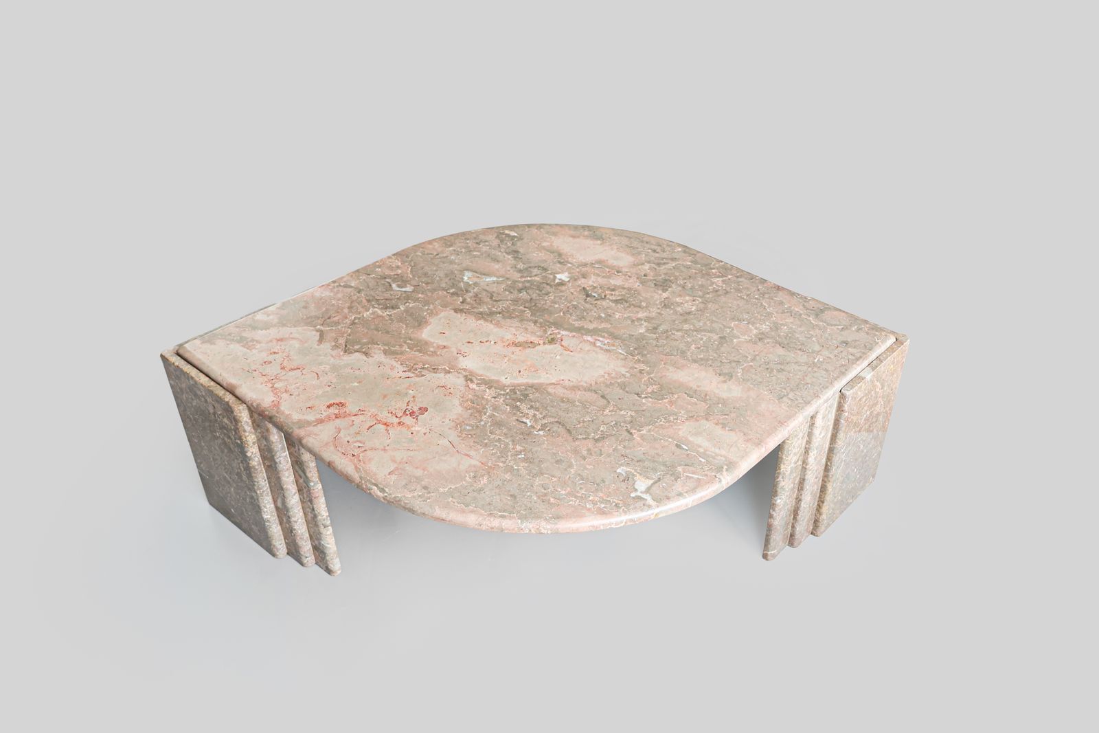 Table basse italienne en marbre, forme ovale en amande, années 1970. photo furniture