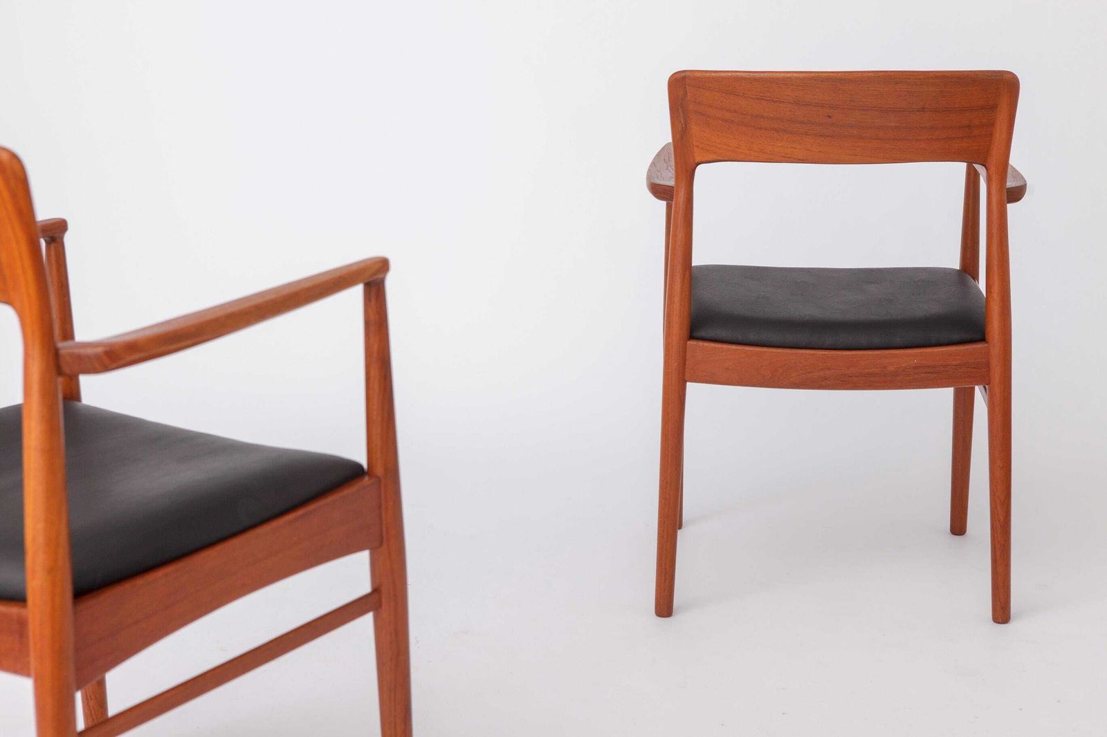 Set Van 2 Fauteuils Van Henning Kjærnulf, Korup Stolefabrik, Jaren 1960, Deense Teakhouten Stoelen, Zwart Leer, Mid Century Modern photo vinterior