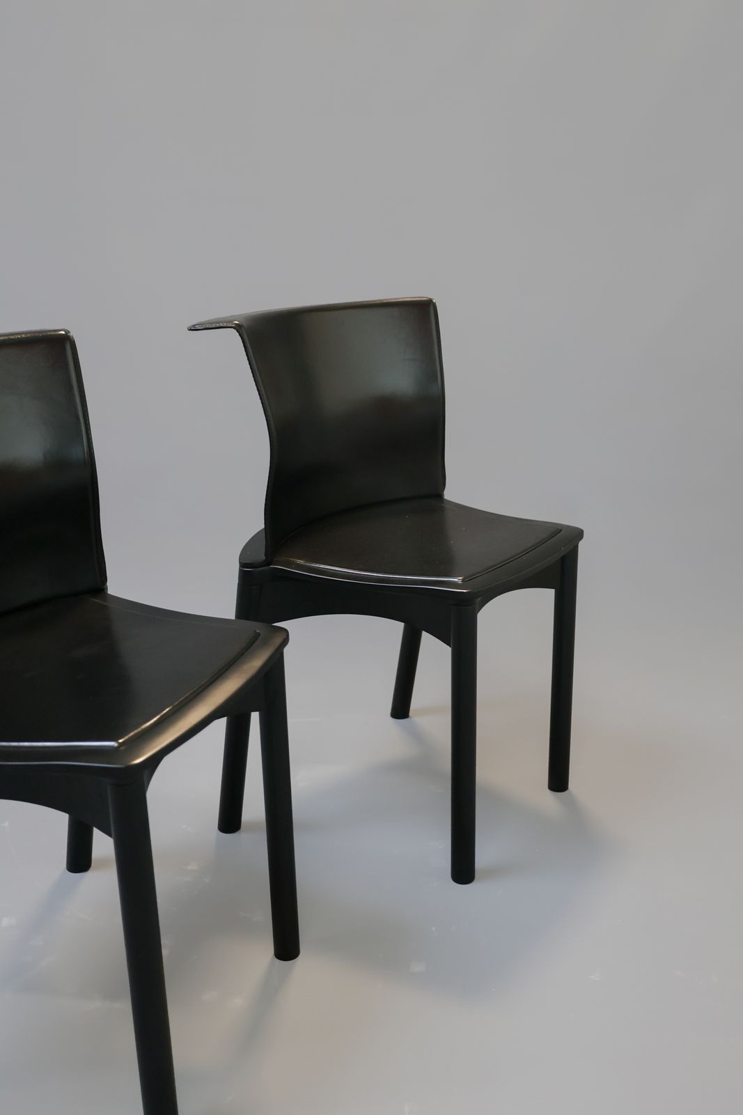 photo furniture Francesco Binfaré voor Cassina eetkamerstoelen