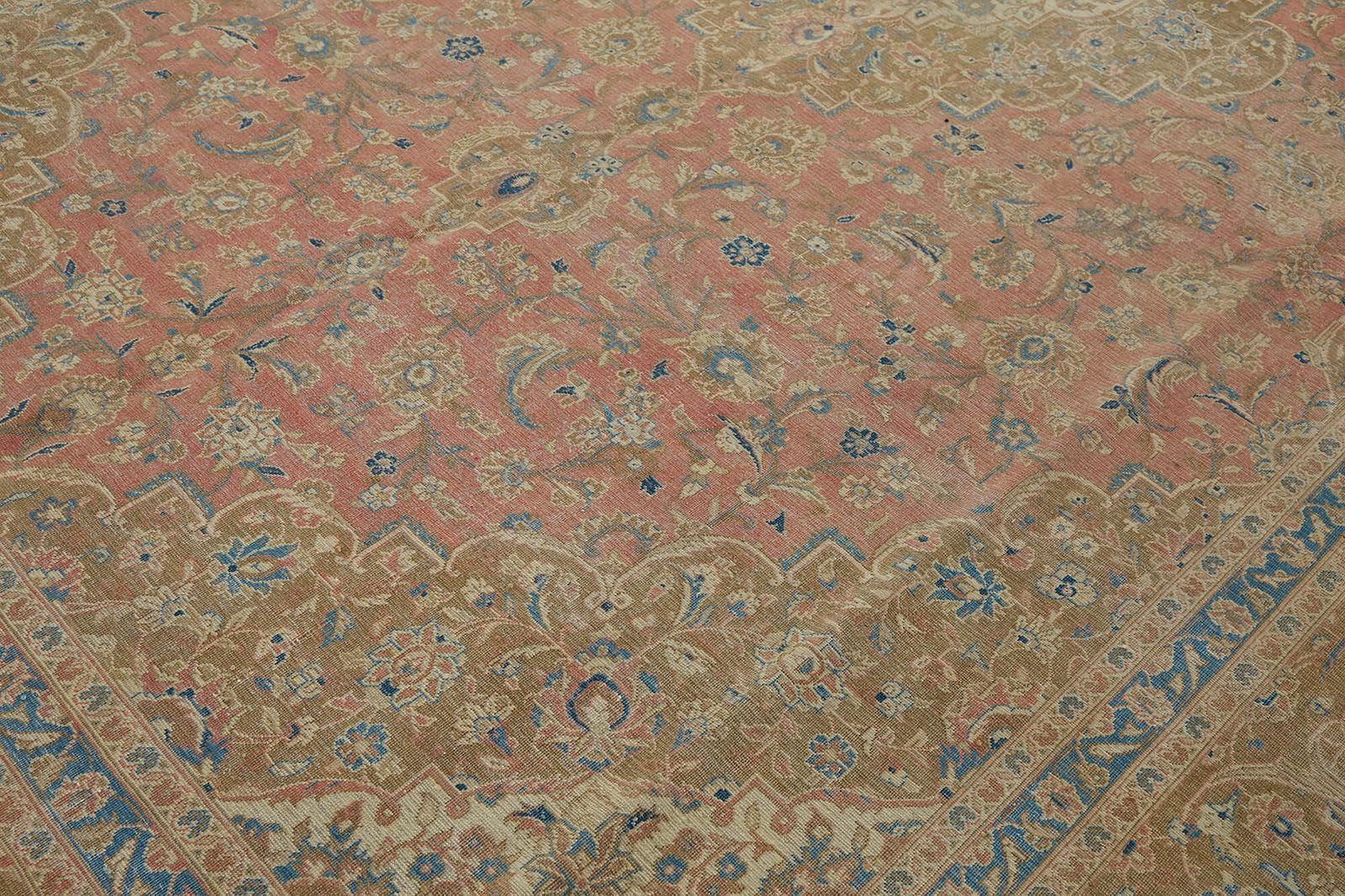 photo furniture Grand tapis vintage beige 10x16
