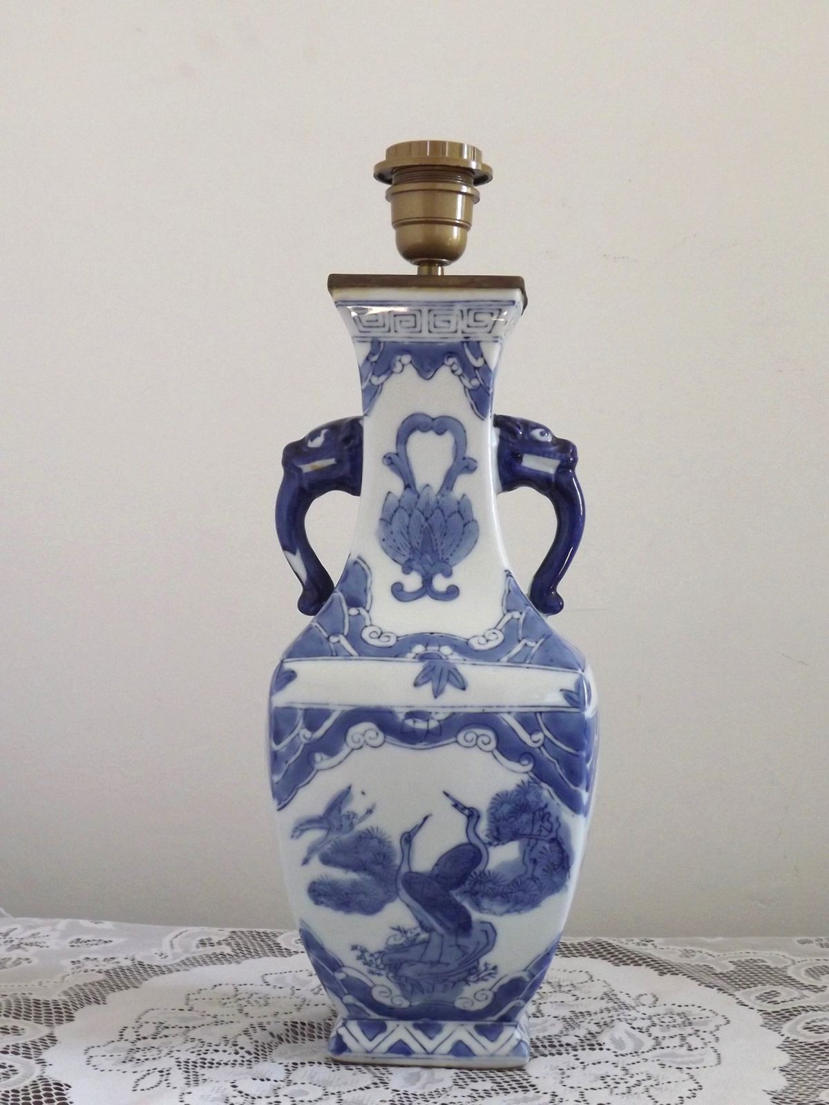 Lampe vintage chinoise, grand vase en porcelaine carré, motif grues, anses Foo Lion