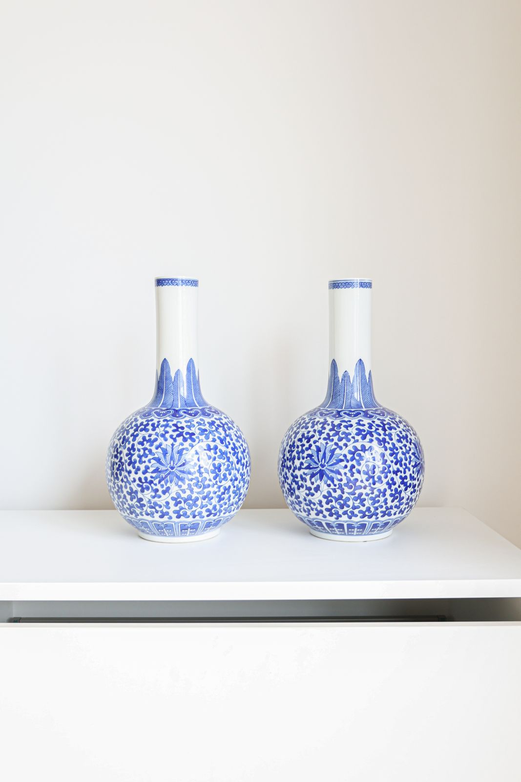 Paire de vases chinois décoratifs assortis photo for sale