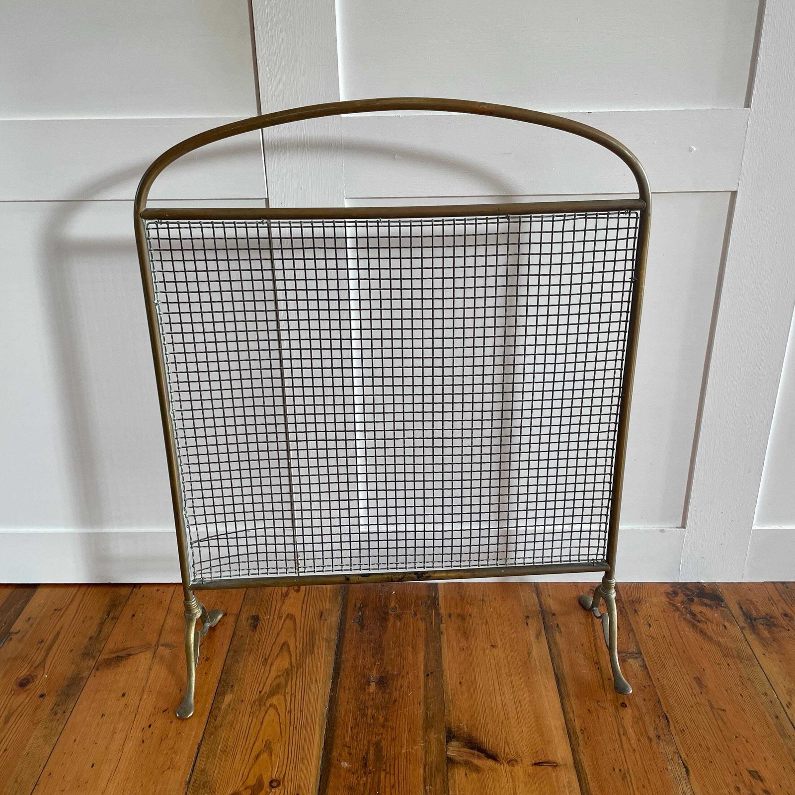 photo vintage Antique Fireguard Fireplace Screen Gold Brass Metal Frame Vintage Fire Guard Victorian Ornate Freestanding Pattern Mesh Rectangle Domed Top