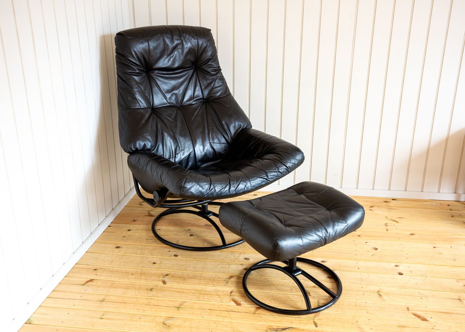 photo vinterior Norwegian Black Leather Lounge Chair & Footstool Set Swivel Reclining Ekornes Stressless 1980s Mid Century Star Wars Darth Vader Ottoma.N Mcm