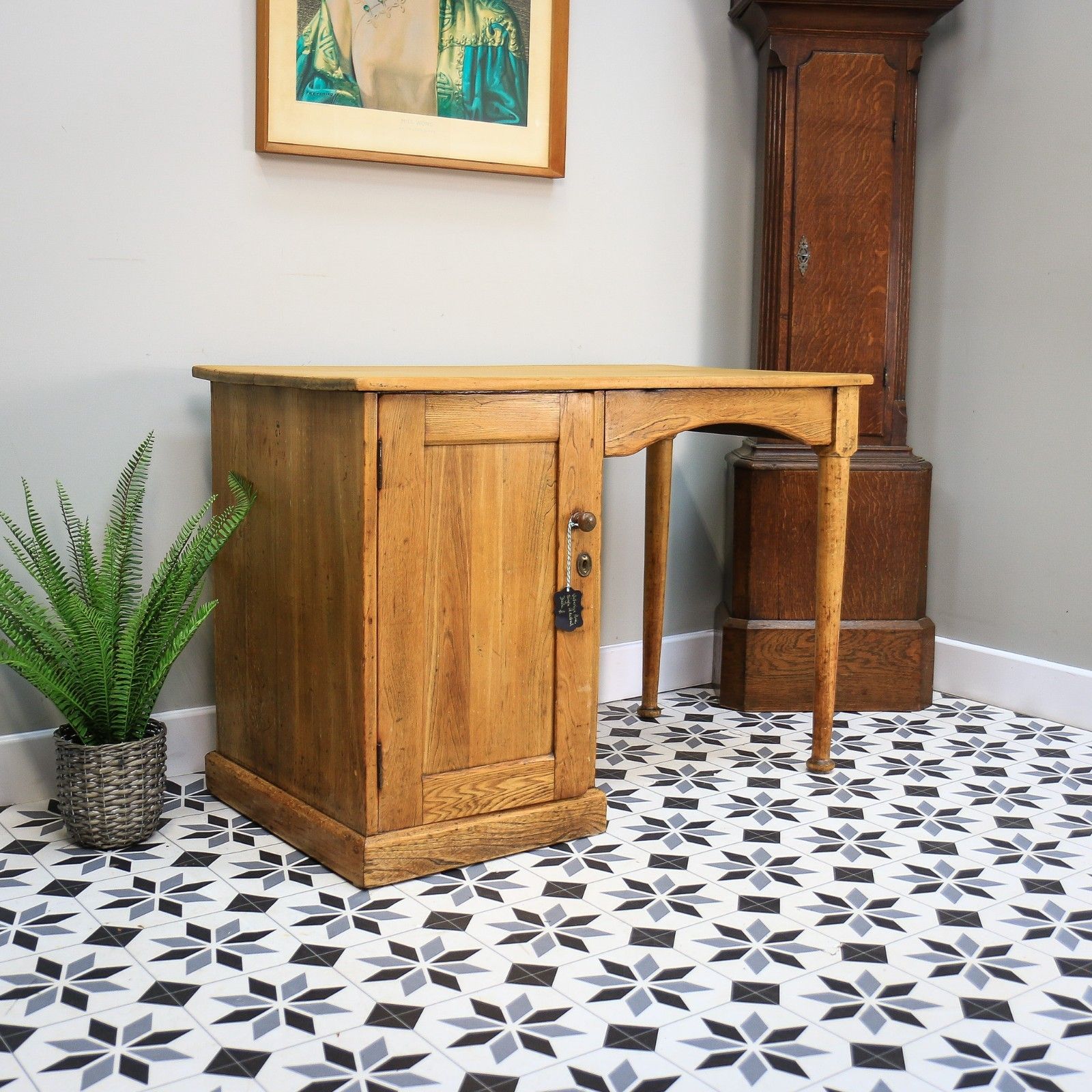 photo furniture Desk Pine Single Pedestal Desk King George V