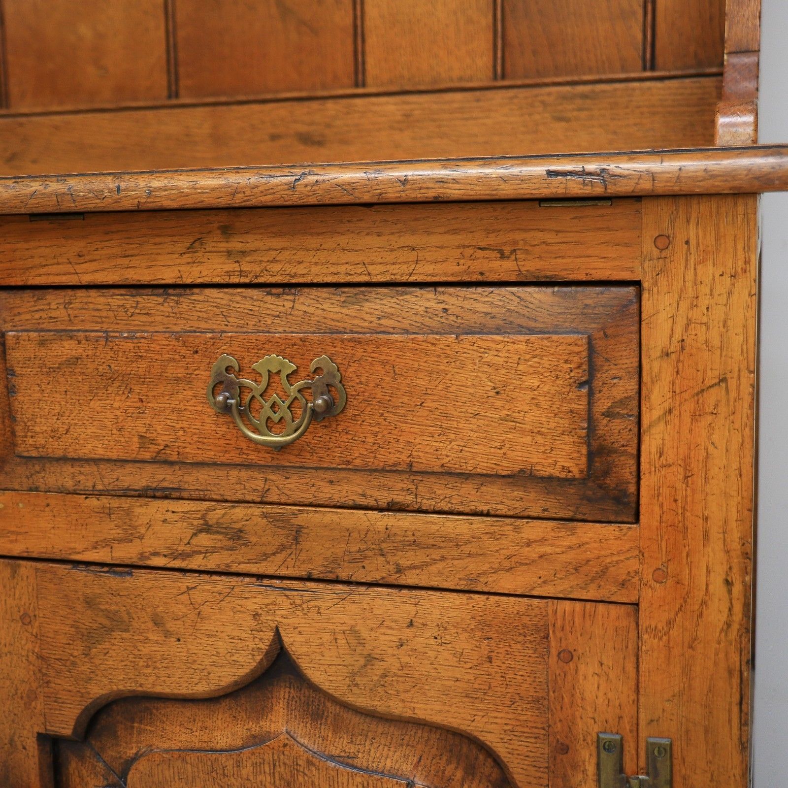 photo vinterior Oak Welsh Dresser In A Titchmarsh And Goodwin Style.