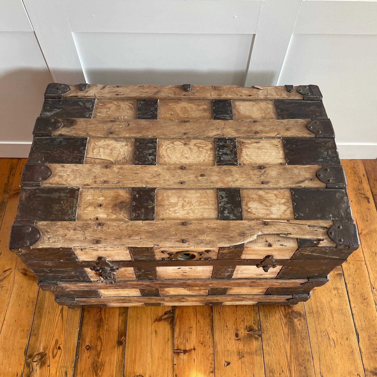 Antique Dome Top Trunk Wood Metal Strap Steamer Chest Storage Large Rustic Hinged Lid Lidded Blanket Box Vintage Industrial photo 345.0