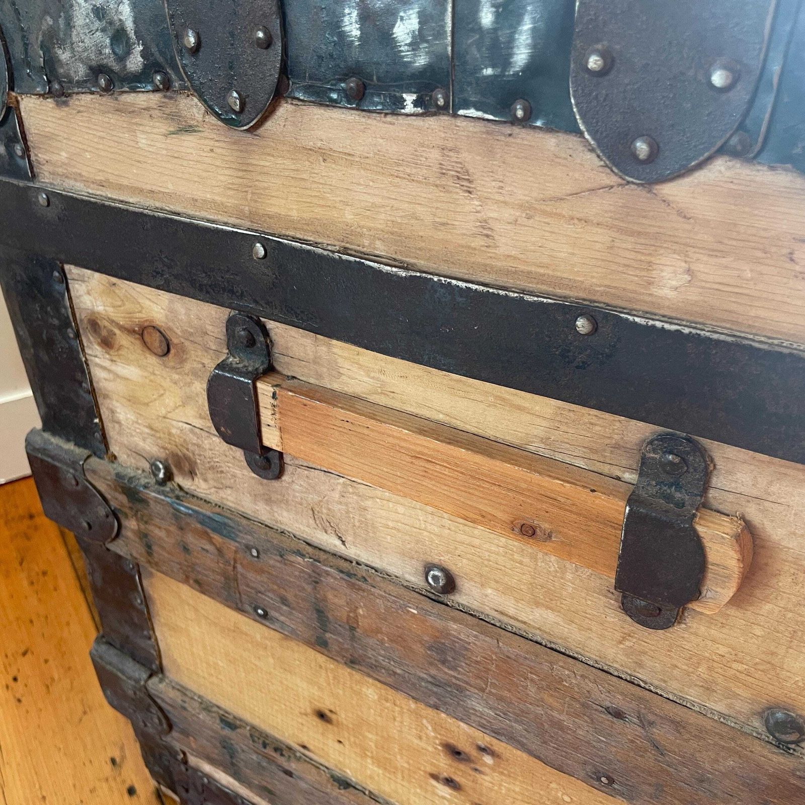 photo vintage Antique Dome Top Trunk Wood Metal Strap Steamer Chest Storage Large Rustic Hinged Lid Lidded Blanket Box Vintage Industrial