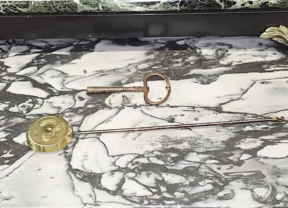photo vinterior A Very Rare And Fine 19th Century French Marble And Bronze Garniture Clock Set