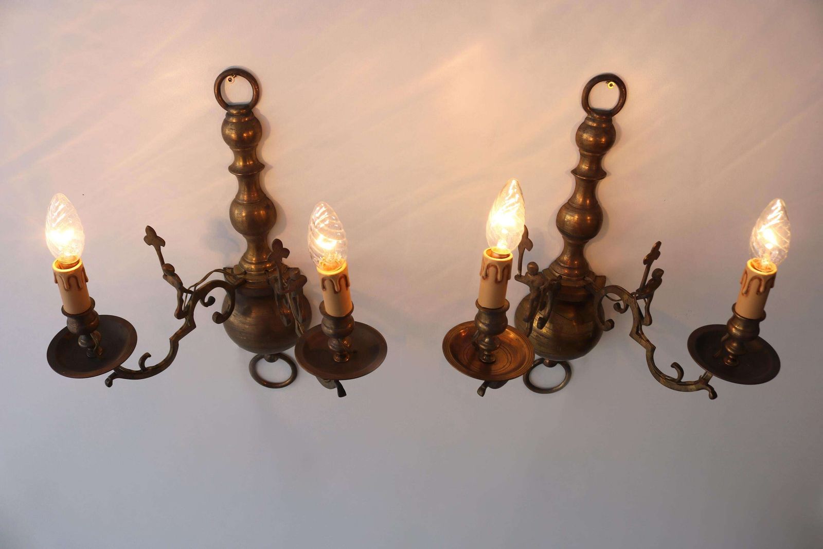 Zeldzaam Paar Antieke Messing Wandkandelaars Met Speelse Figuratieve Details – Grote Wandlampen In Franse/Spaanse Stijl Met Rijke Patina, Ca. 1900 photo vintage