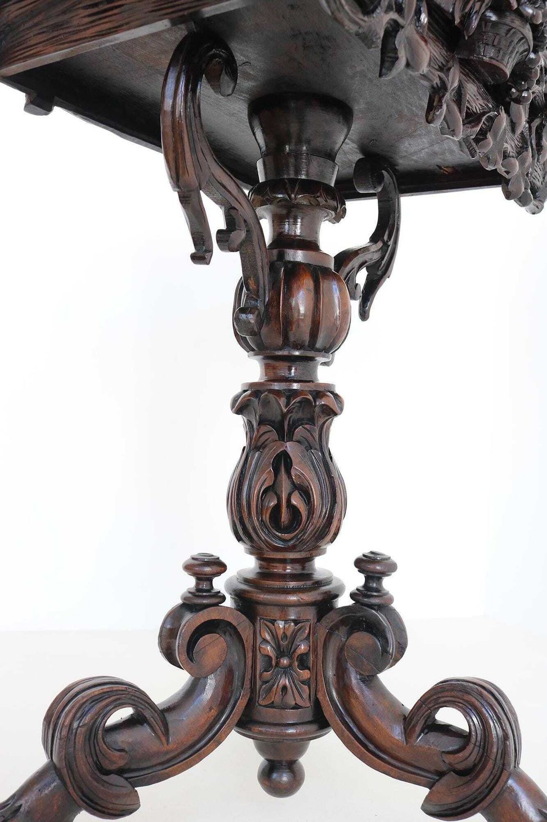 19e Eeuwse Franse Black Forest Jardinière Met Zinken Bak – Met De Hand Gesneden Floraal Middenstuk, Ca. 1880 photo for sale