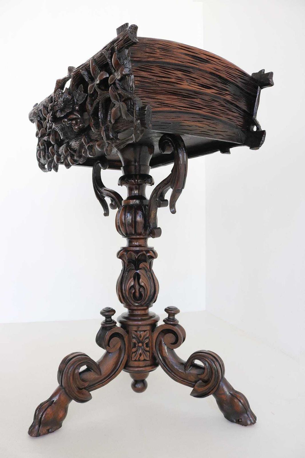 photo for sale 19e Eeuwse Franse Black Forest Jardinière Met Zinken Bak – Met De Hand Gesneden Floraal Middenstuk, Ca. 1880