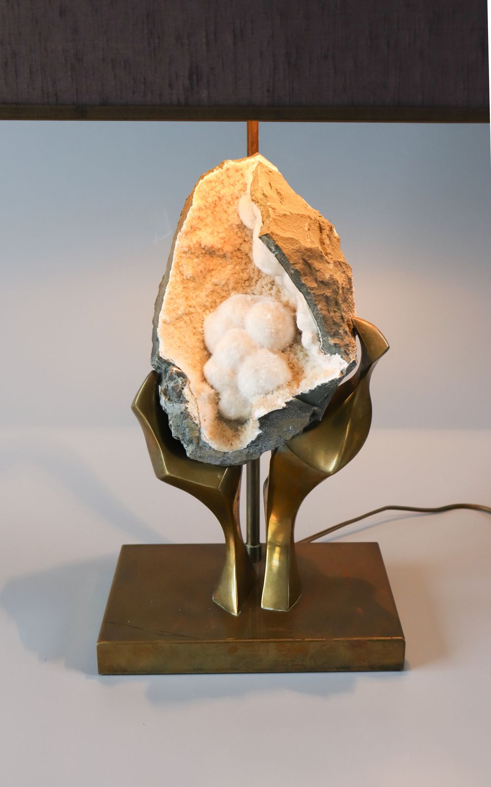 Lampe de table vintage en laiton et quartz noir, par Marc D'Haenens photo Luminaires