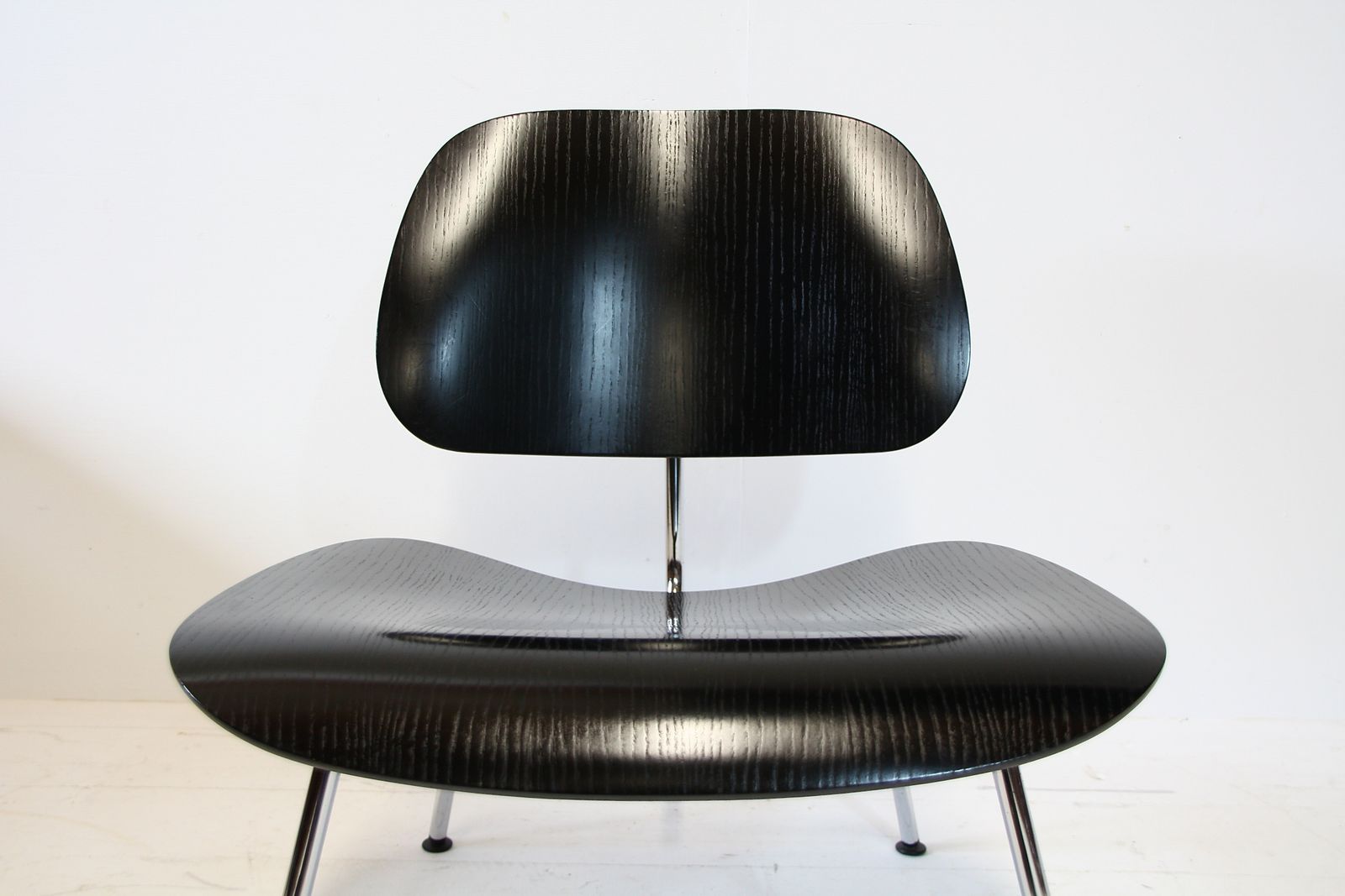 photo furniture Charles Eames Lcm Lounge Chair In Black Ash & Chrome   Vitra