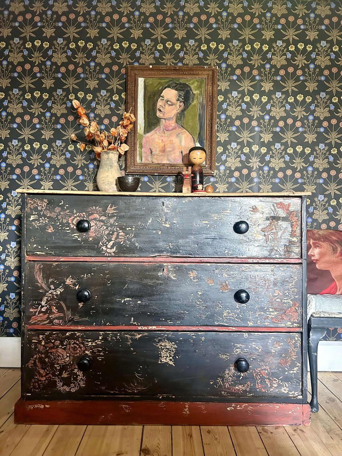 photo furniture Antique Painted Drawers With Chinoiserie