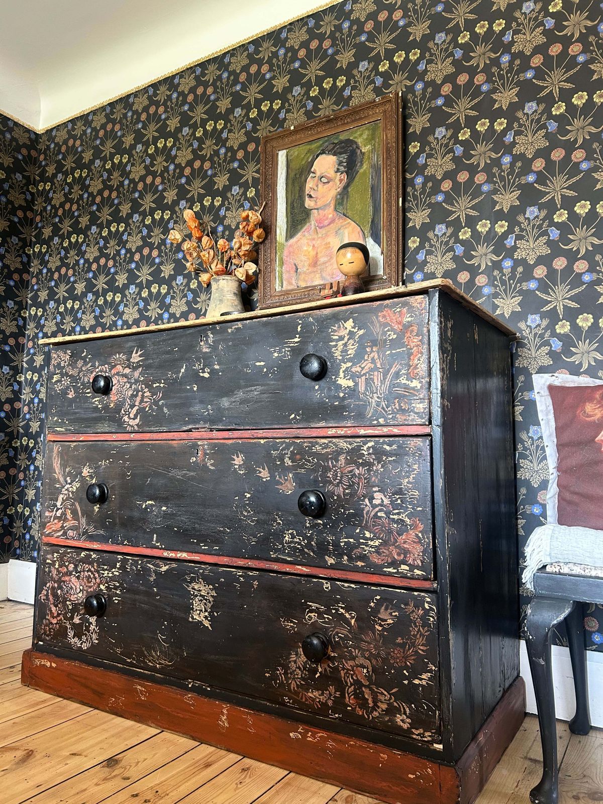 795.0 Antique Painted Drawers With Chinoiserie photo