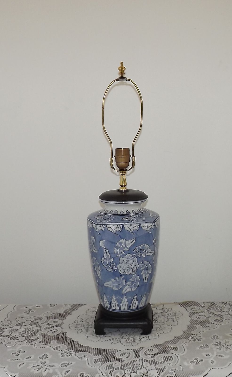 Hoge Blauw-Witte Keramieken Tafellamp in Oosterse Stijl met Bloemdecoratie en Houten Sokkel photo Verlichting