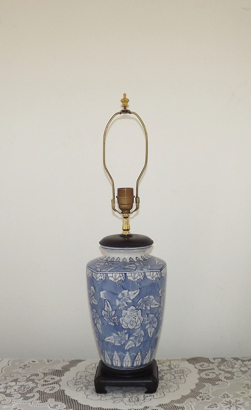 Grande lampe de table en céramique de style oriental, décor floral bleu et blanc, socle en bois