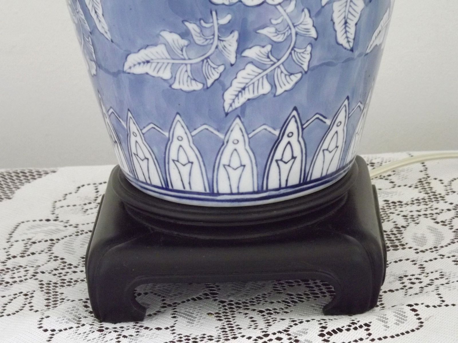 photo vinterior Tall Blue & White Oriental Style Ceramic Table Lamp With Floral Decoration Wooden Plynth Base