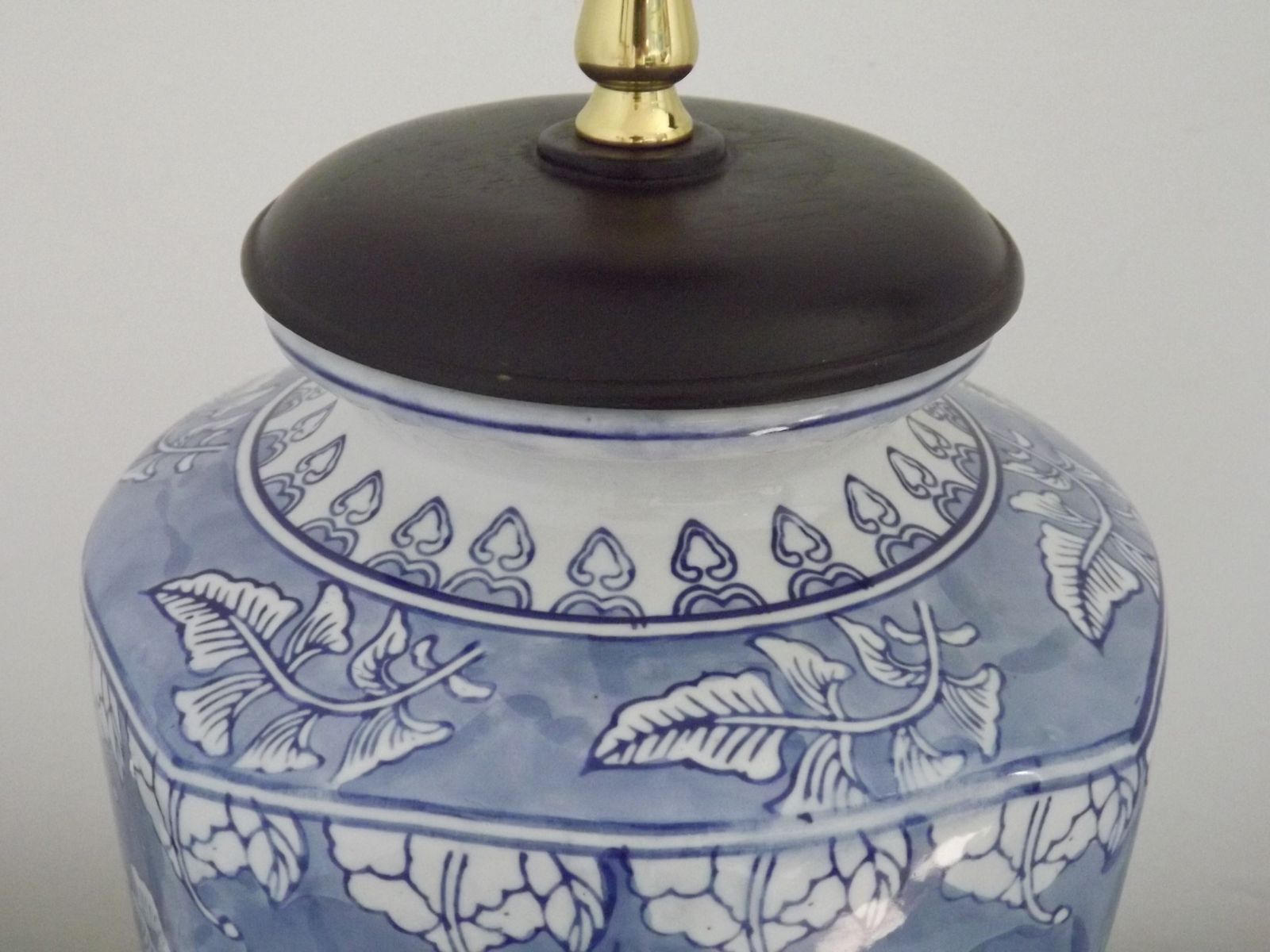 photo vintage Tall Blue & White Oriental Style Ceramic Table Lamp With Floral Decoration Wooden Plynth Base