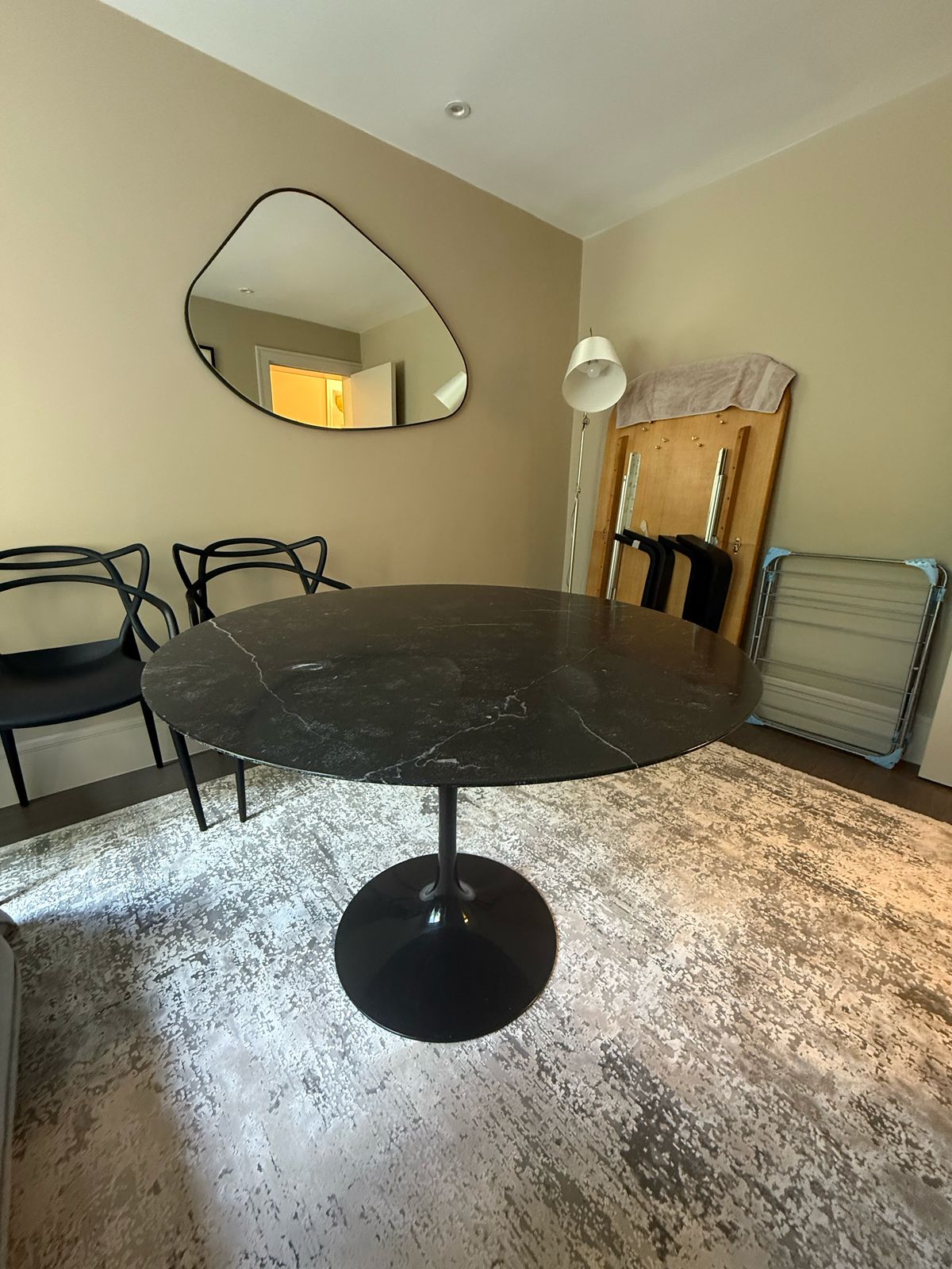 Knoll Saarinen Dining Table   Round Marble   Satin Nero Marquina Black Marble / Black Base / Medium : 107cm