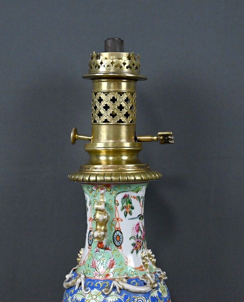photo furniture Canton Porcelain & Bronze Oil Lamp, Qing Dynasty, China – Late 19th Century