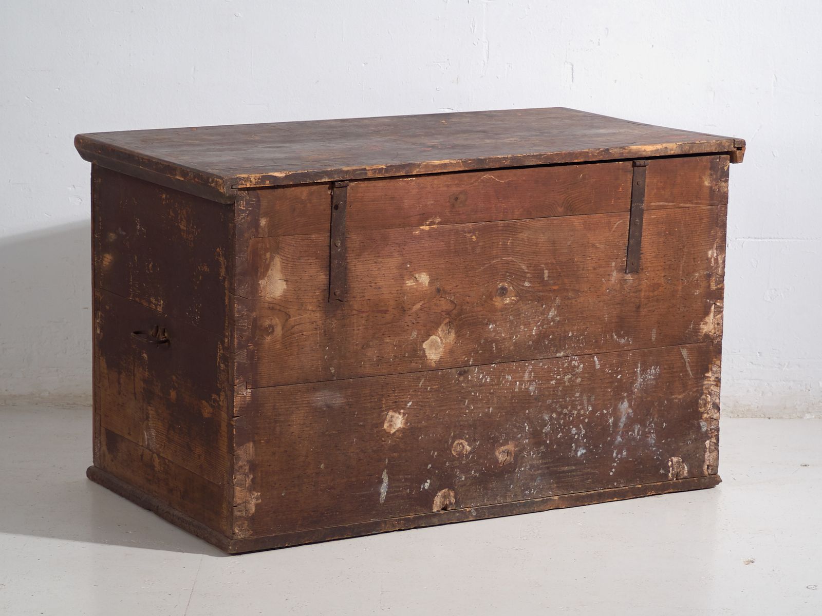 photo vinterior Antique Dowry Chest In Pine With Painted Tulips – Central Europe, 1891