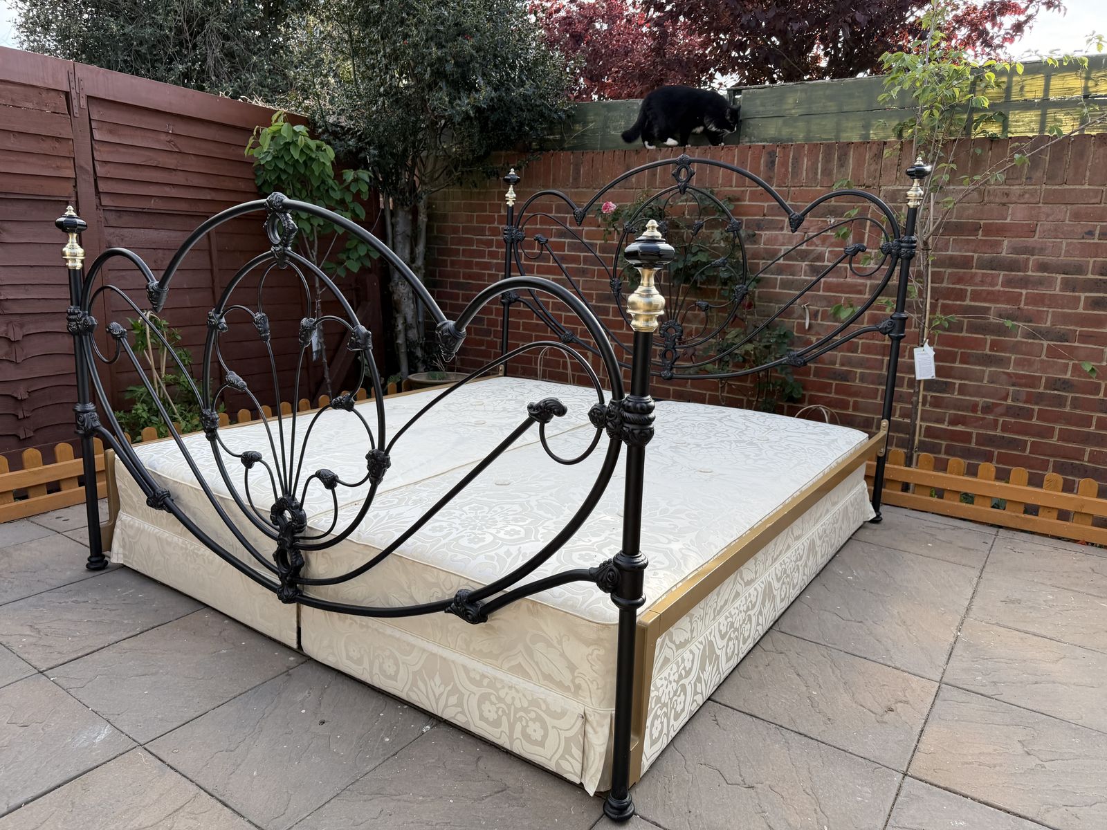 Grand & Luxurious “And So To Bed” Ornate Cast Iron, Brass And Porcelain Super King & Base    Superb Condition photo vinterior