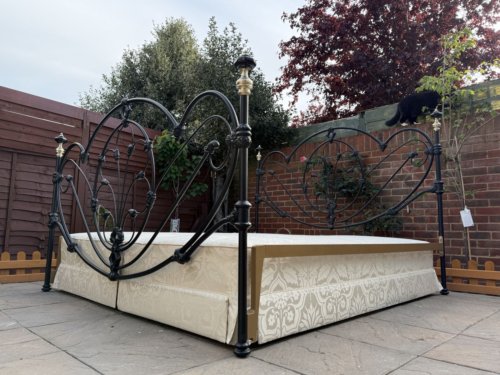 photo vintage Grand & Luxurious “And So To Bed” Ornate Cast Iron, Brass And Porcelain Super King & Base    Superb Condition