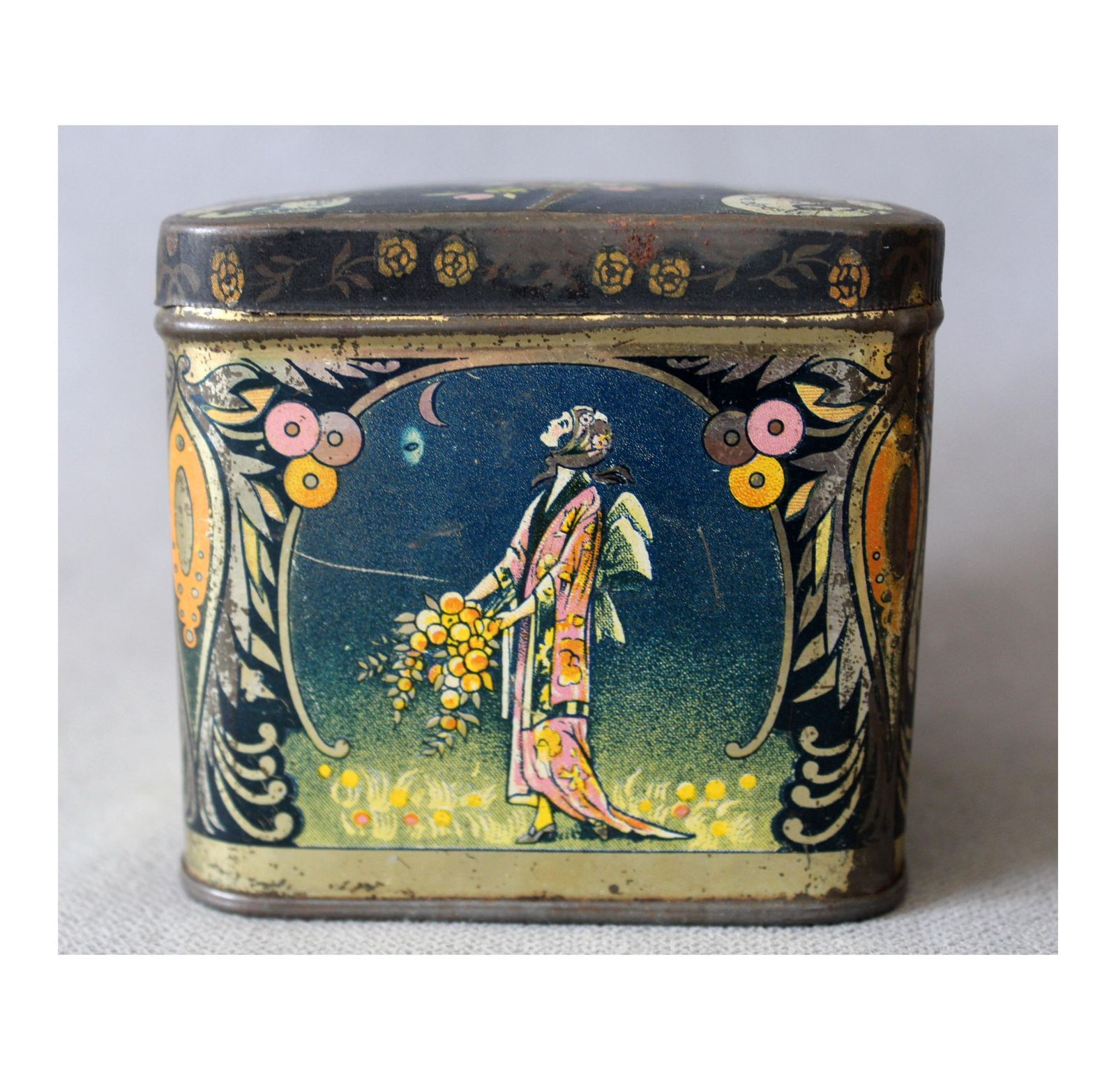 Zeldzame Antieke Appelsiroopblik Wg, Ca. Jaren 1900, Art Nouveau Japanse Esthetiek Modejurken, Blikken Metalen Doos, België Frans Nederlands, Vierkant