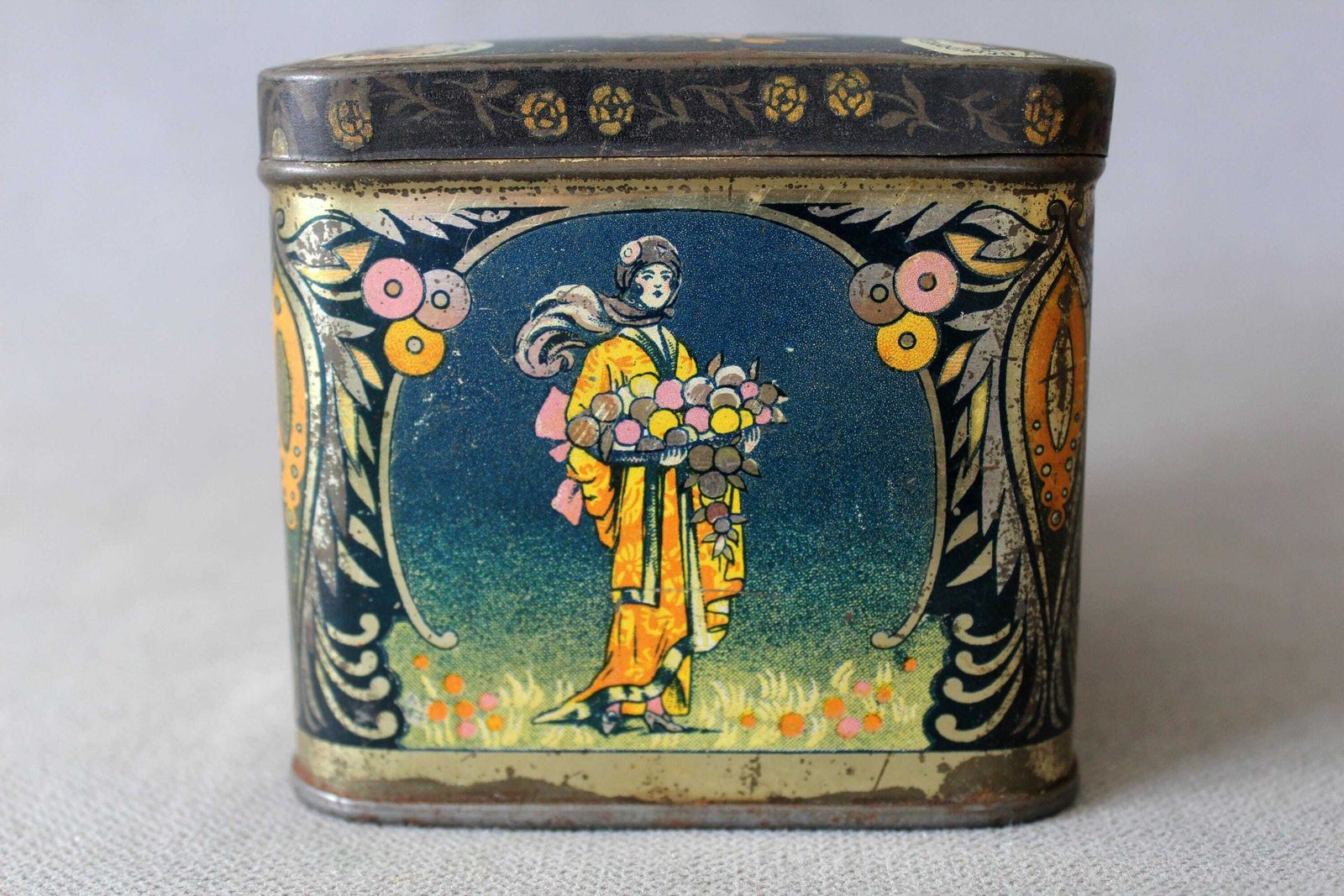 Zeldzame antieke appelsiroopblik WG, ca. jaren 1900, Art Nouveau Japanse esthetiek modejurken, blikken metalen doos, België Frans Nederlands, vierkant photo for sale