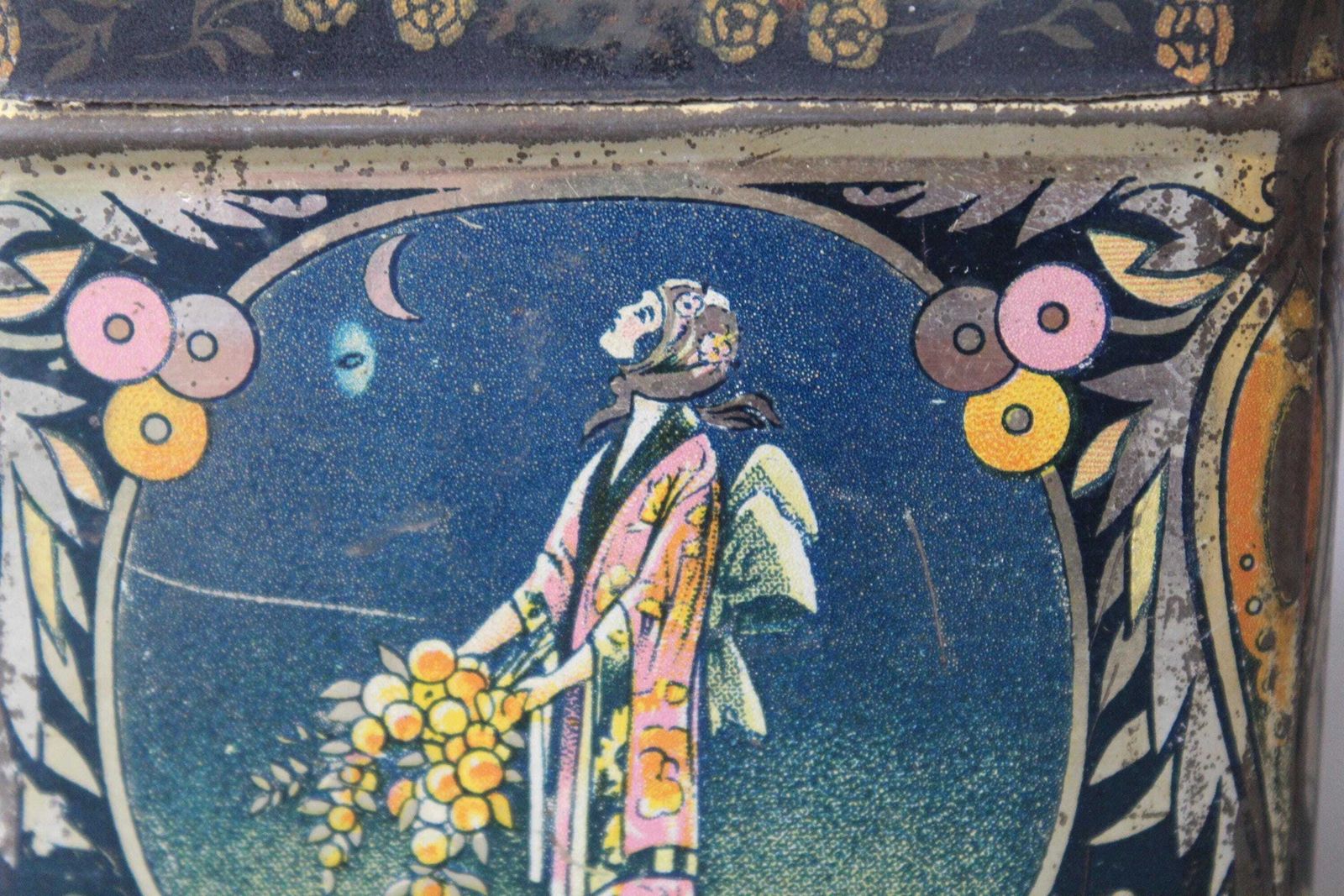 photo for sale Zeldzame antieke appelsiroopblik WG, ca. jaren 1900, Art Nouveau Japanse esthetiek modejurken, blikken metalen doos, België Frans Nederlands, vierkant