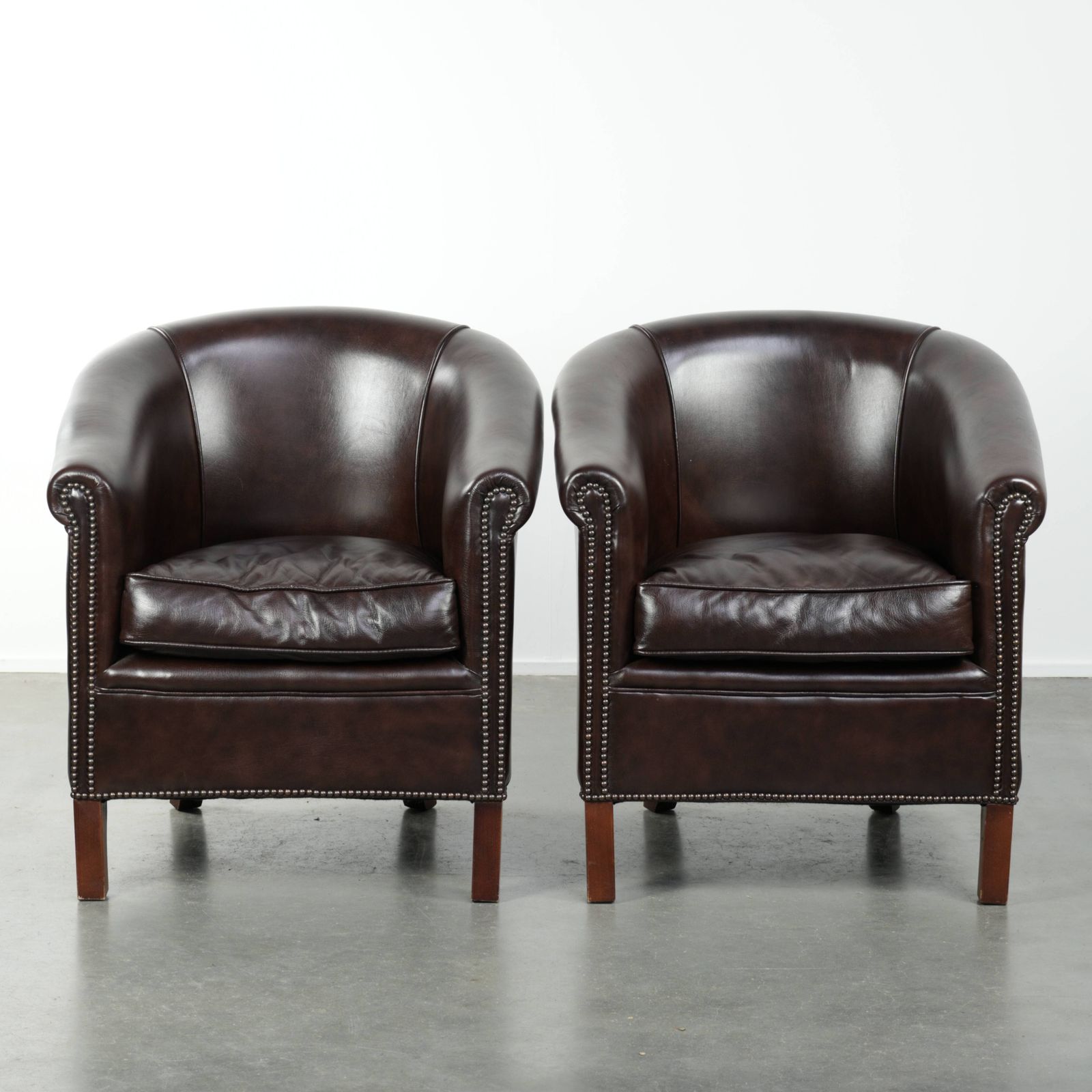 Set Van Twee Donkere Koeienhuid Club Fauteuils In Goede Staat Met Een Tijdloos Engelse Stijl Design