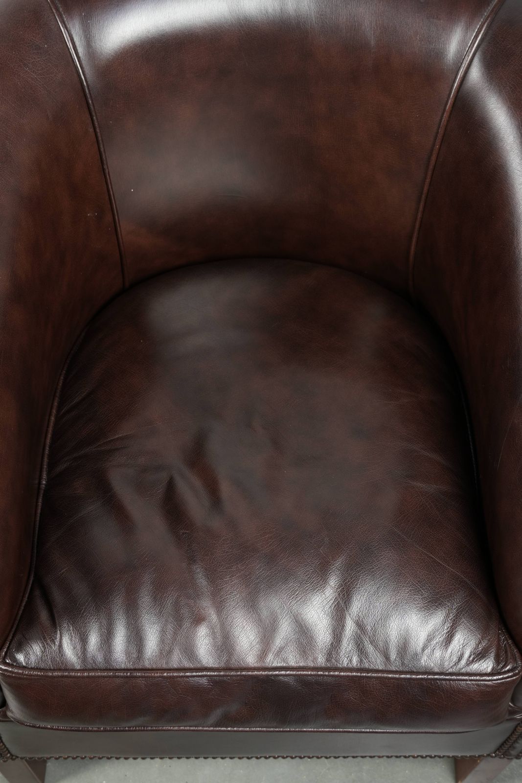 Set Van Twee Donkere Koeienhuid Club Fauteuils In Goede Staat Met Een Tijdloos Engelse Stijl Design photo vinterior
