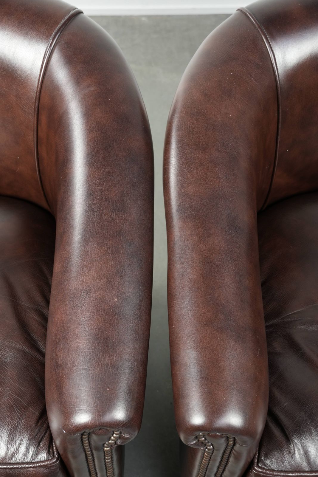 Set Van Twee Donkere Koeienhuid Club Fauteuils In Goede Staat Met Een Tijdloos Engelse Stijl Design photo vintage