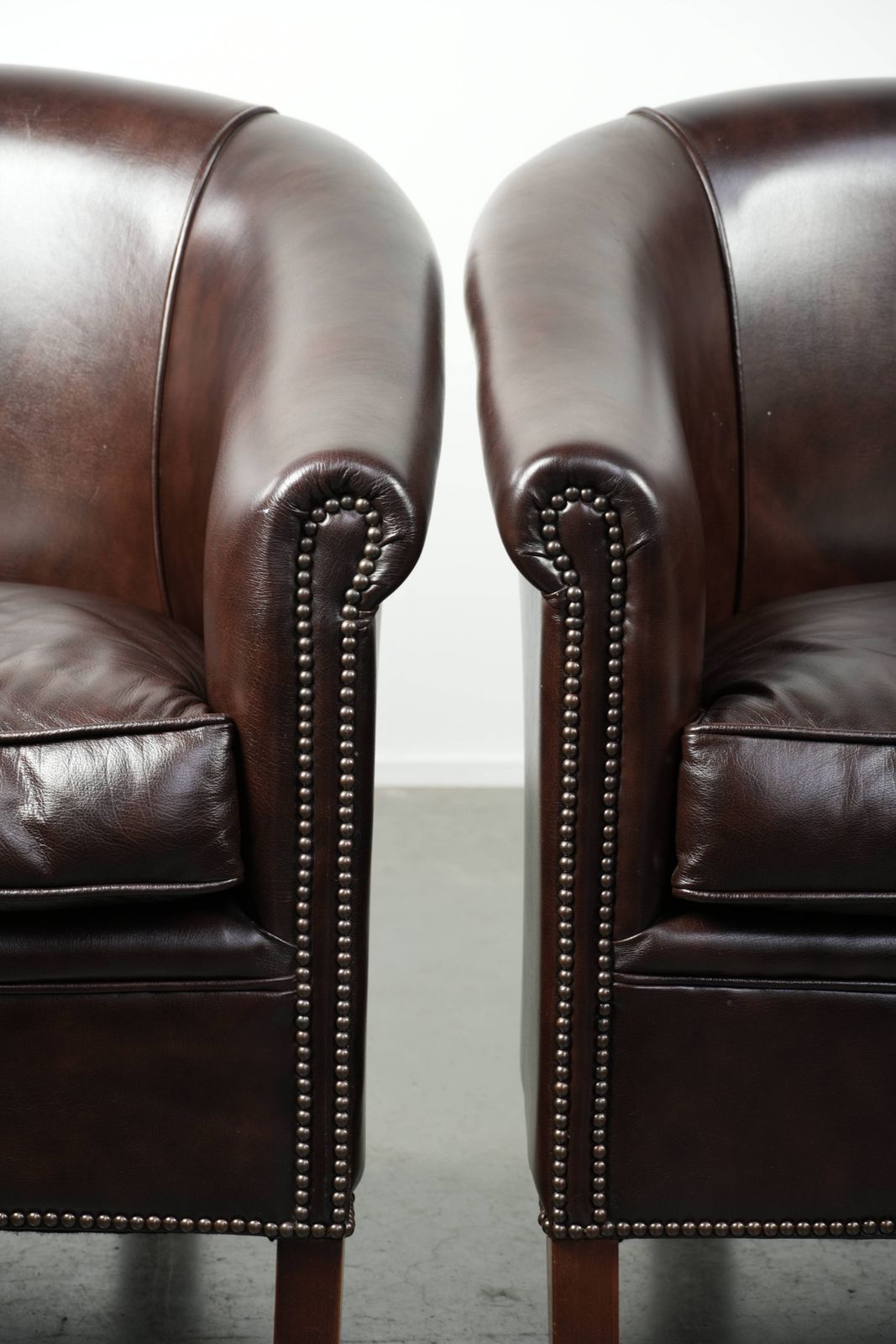 photo for sale Set Van Twee Donkere Koeienhuid Club Fauteuils In Goede Staat Met Een Tijdloos Engelse Stijl Design