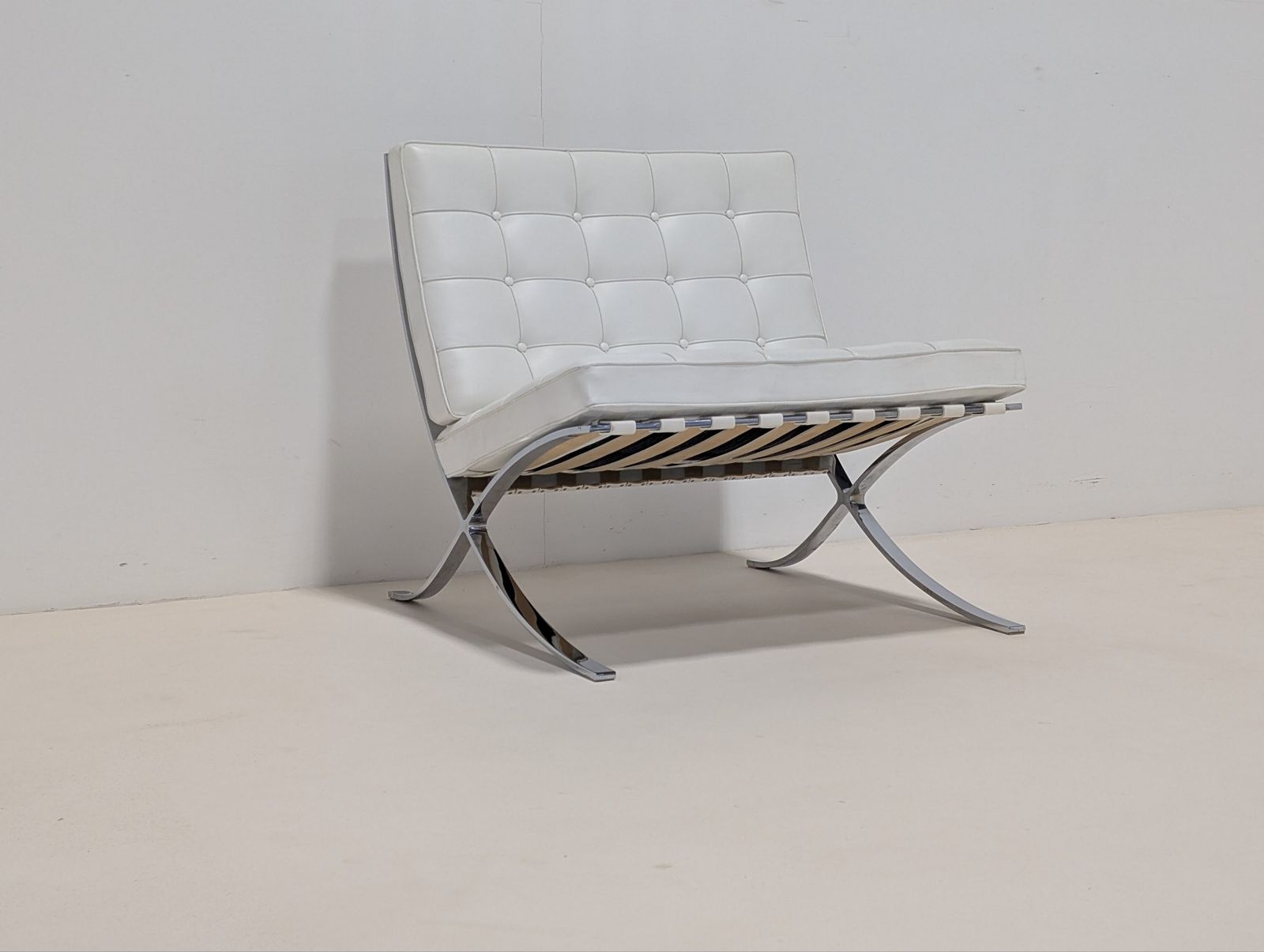 Knoll Barcelona Lounge By Ludwig Mies Van Der Rohe photo vinterior