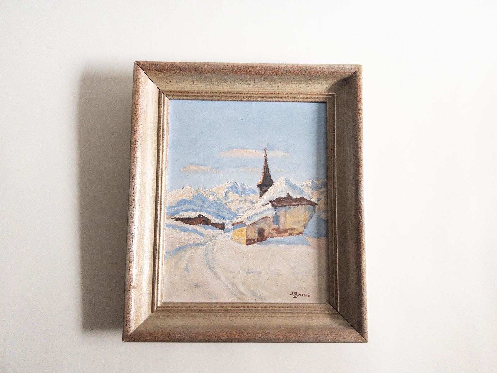 Peinture alpine mid-century représentant une chapelle de montagne enneigée, par J. Bauer photo 218.0