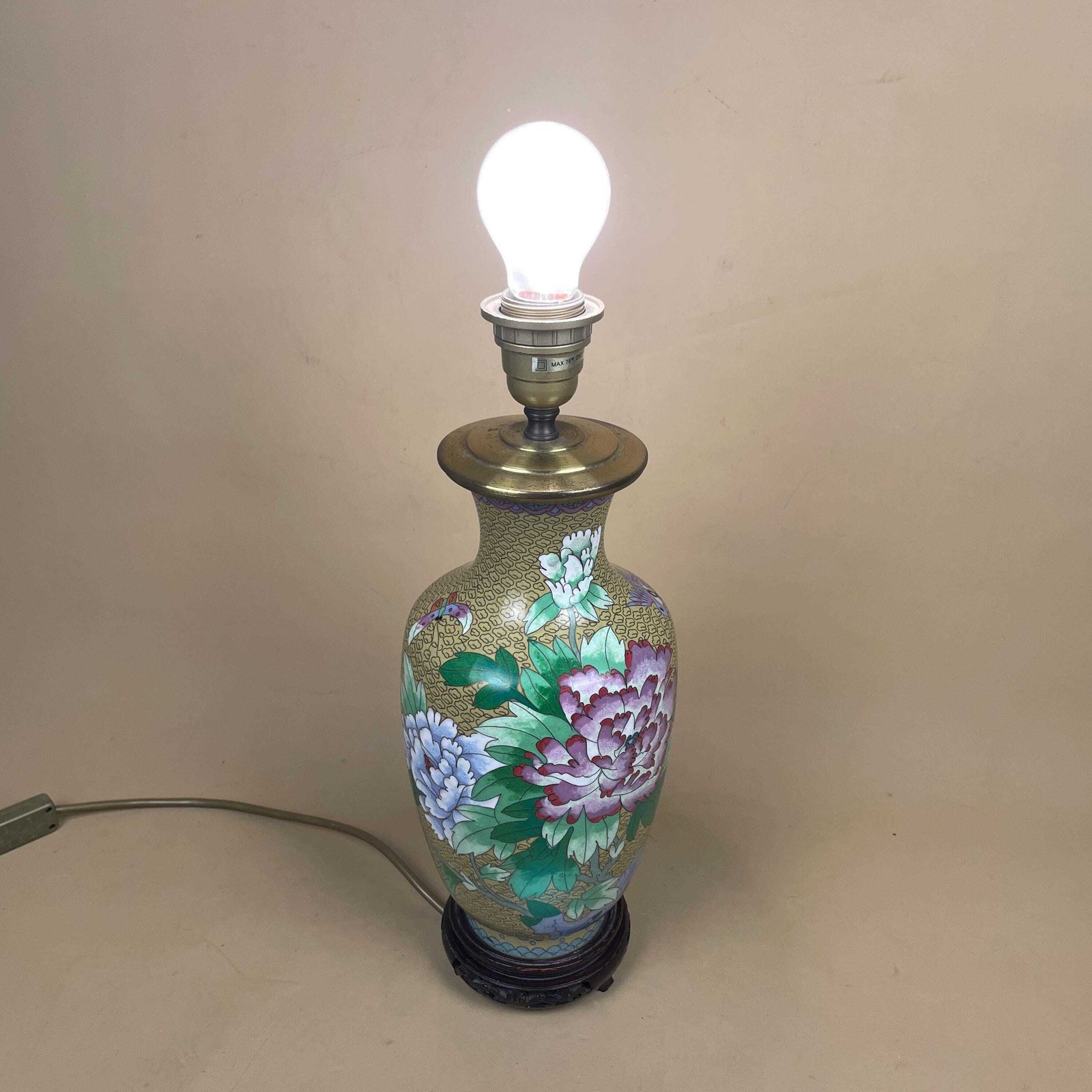 photo vinterior Oriental Cloisonne Lamp Gold Green Vase Hand Crafted Floral Light Table Brass Gold Chinoiserie Chinese Ornate Pattern Wood Base Flowers