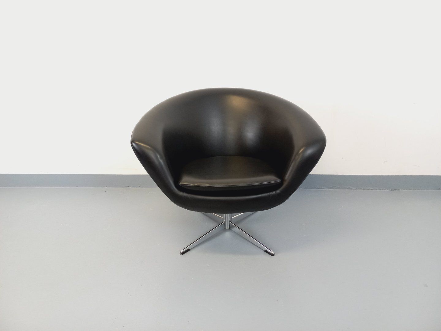 Swivel Armchair In Black Imitation Leather And Chrome photo Furniture