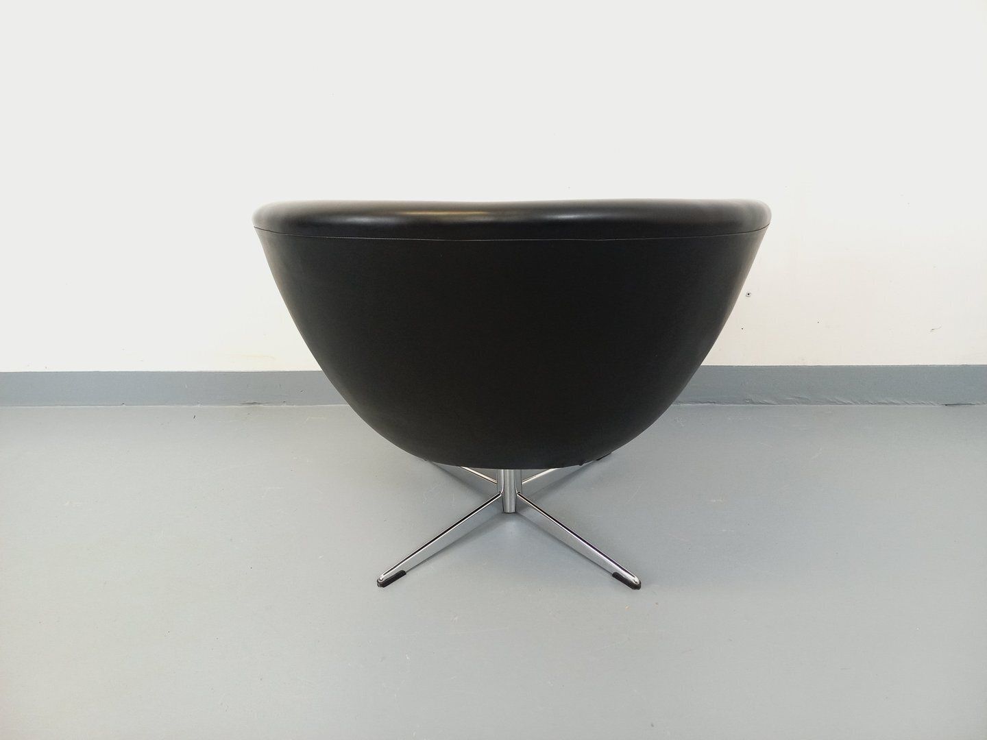 Swivel Armchair In Black Imitation Leather And Chrome photo 598.0